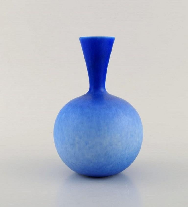 Sven Wejsfelt (1930-2009), Gustavsberg Studiohand. Unique vase in glazed ceramics. 
Beautiful glaze in shades of blue. Dated 1990.
Measures: 15.5 x 10.5 cm.
In excellent condition.
Signed and dated.