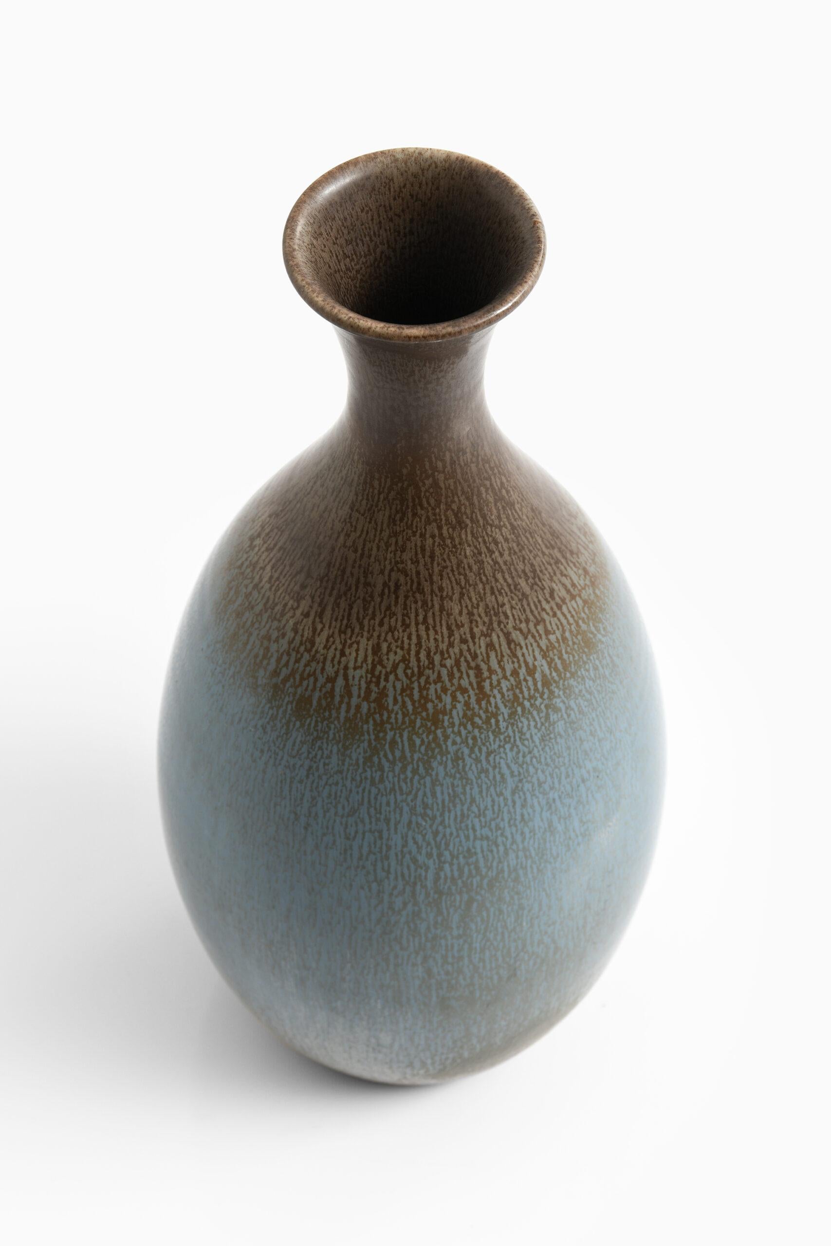 Grande vaso da terra in ceramica, unico nel suo genere, disegnato da Sven Wejsfelt. Prodotto da Gustavsberg in Svezia.