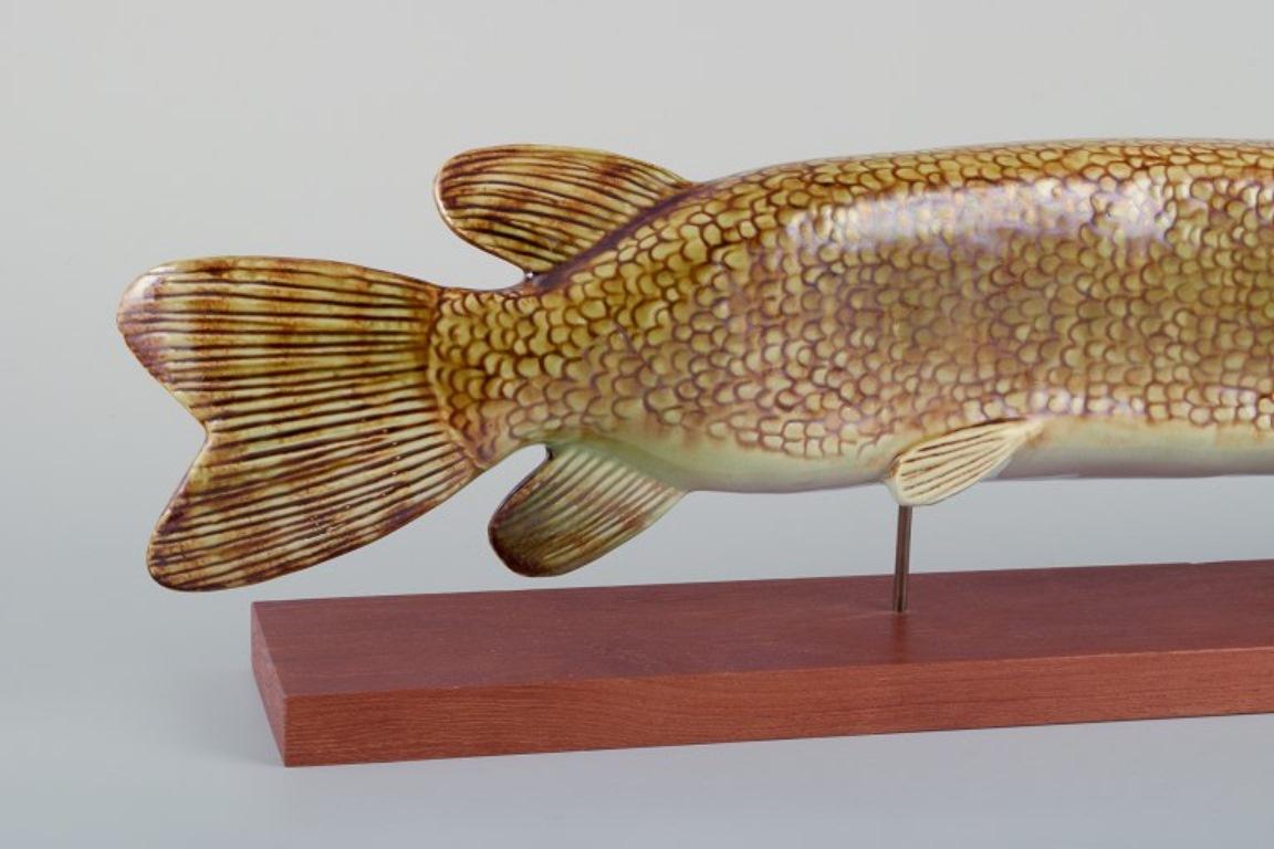 Sven Wejsfelt for Gustavsberg. Large and impressive ceramic sculpture of a pike In Excellent Condition For Sale In Copenhagen, DK