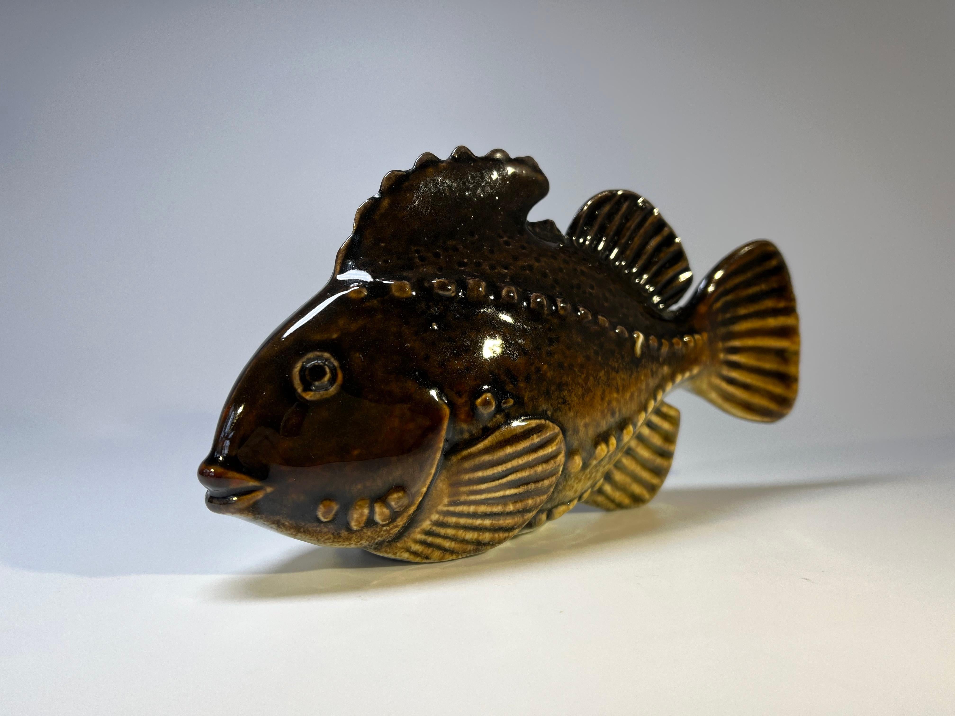 Suédois Sven Wejsfelt pour Gustavsberg, Suède, figurine de poisson en grès émaillé, années 1980 en vente