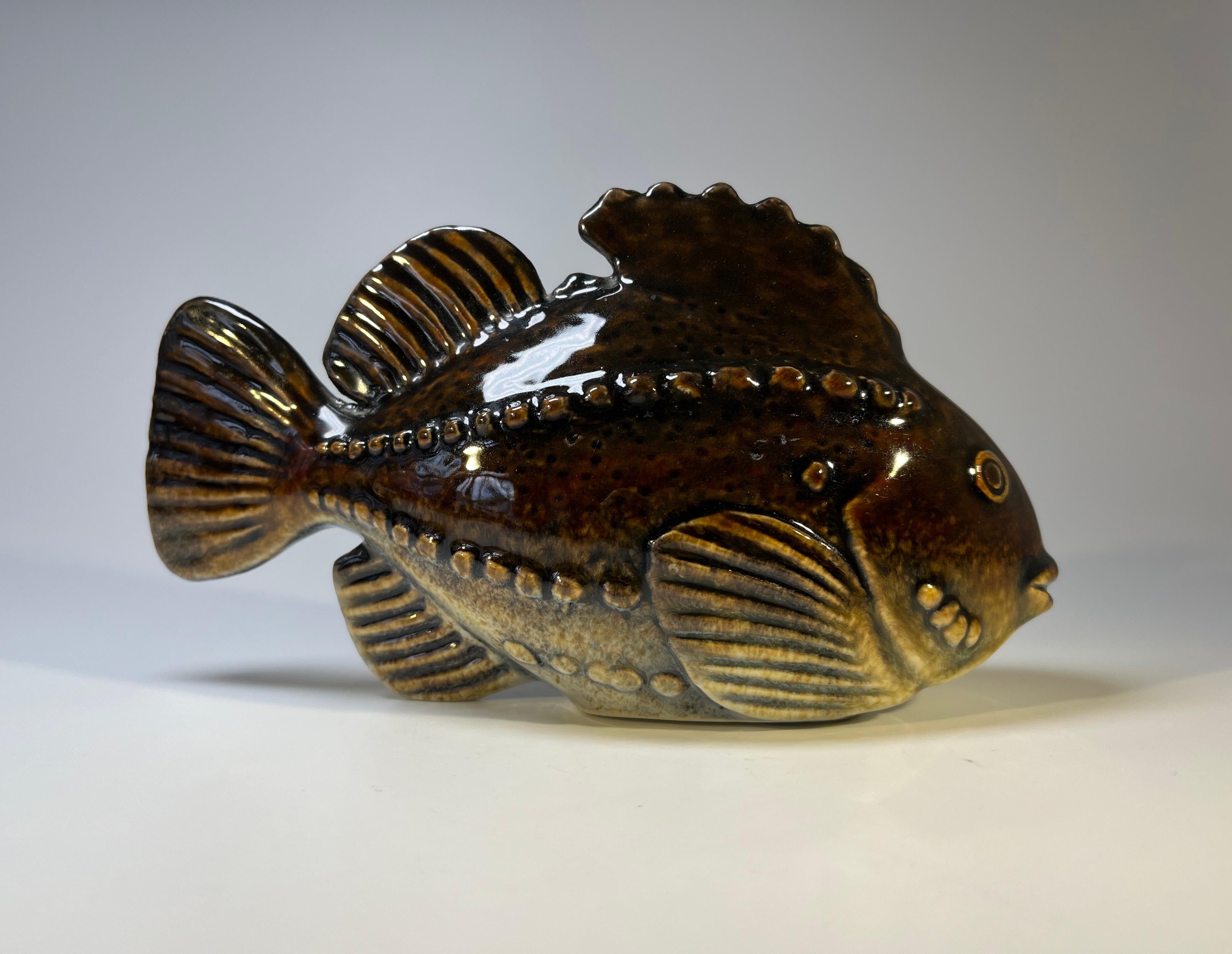 Vernissé Sven Wejsfelt pour Gustavsberg, Suède, figurine de poisson en grès émaillé, années 1980 en vente