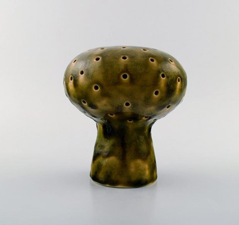 Sven Wejsfelt for Gustavsberg Studio Hand. Mushroom in glazed ceramics, 1980s
Beautiful glaze in green shades.
Signed.
In very good condition.
Measures: 15 x 14 cm.