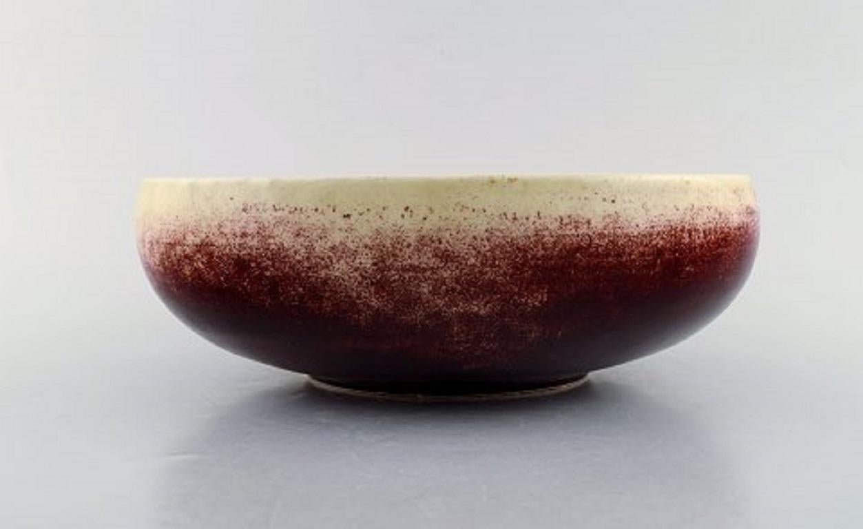 Sven Wejsfelt for Gustavsberg Studio Hand. Unique bowl in glazed ceramics. Dated 1988. Beautiful oxblood glaze on cream coloured background.
Signed.
In very good condition.
Measures 26.5 x 8.5 cm.