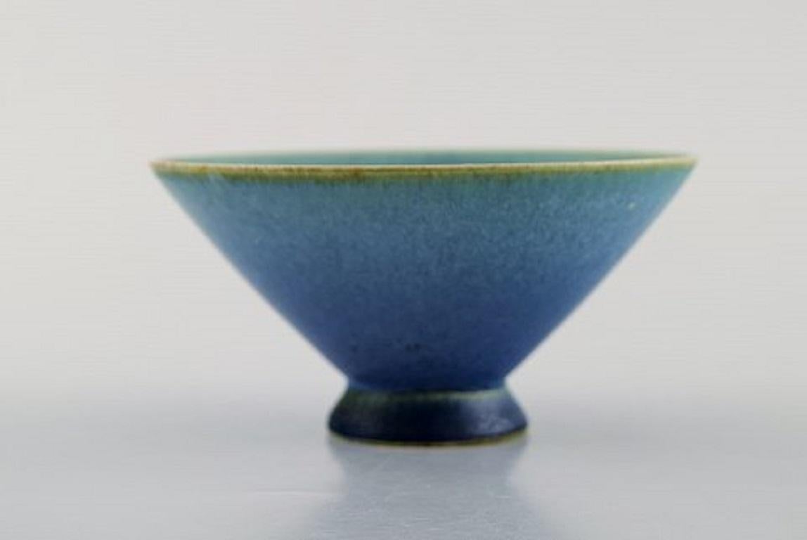 Sven Wejsfelt for Gustavsberg Studio hand. Unique bowl on foot in glazed ceramics. Dated 2005. Beautiful glaze in blue shades.
Signed.
In very good condition.
Measures: 10 x 5 cm.
 