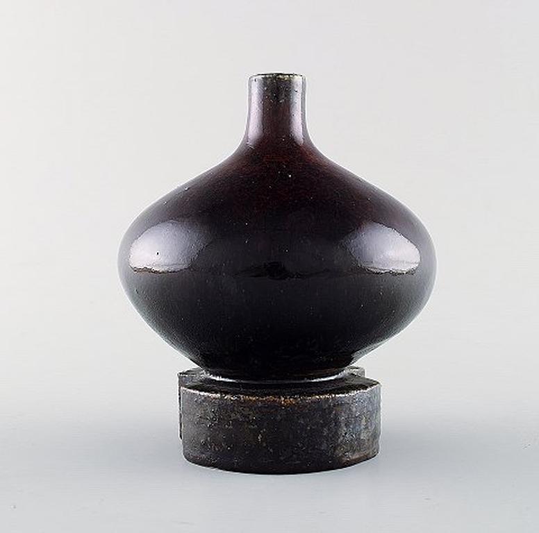 Sven Wejsfelt for Gustavsberg Studio hand. Unique vase on foot in glazed ceramic. Beautiful glaze in deep red shades. 1973.
Signed.
In very good condition.
Measures: 13.3 x 11.5 cm.