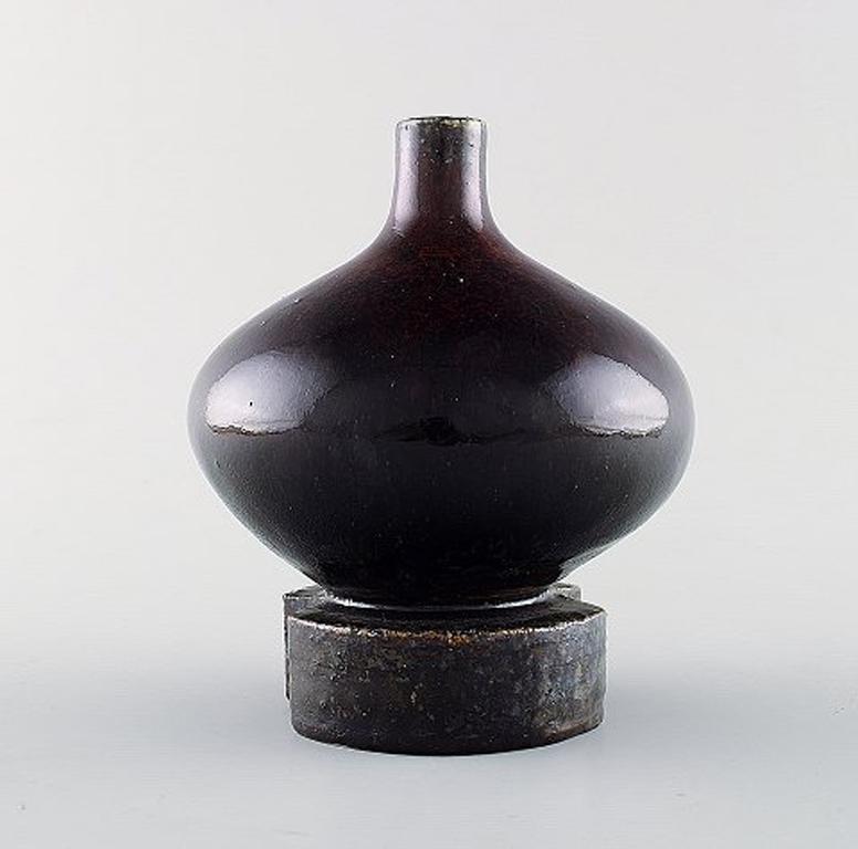 Sven Wejsfelt para la mano de Gustavsberg Studio A. Jarrón único con pie de cerámica esmaltada. Precioso esmalte en tonos rojos profundos. 1973.
Firmado.
En muy buen estado.
Medidas: 13,3 x 11,5 cm.