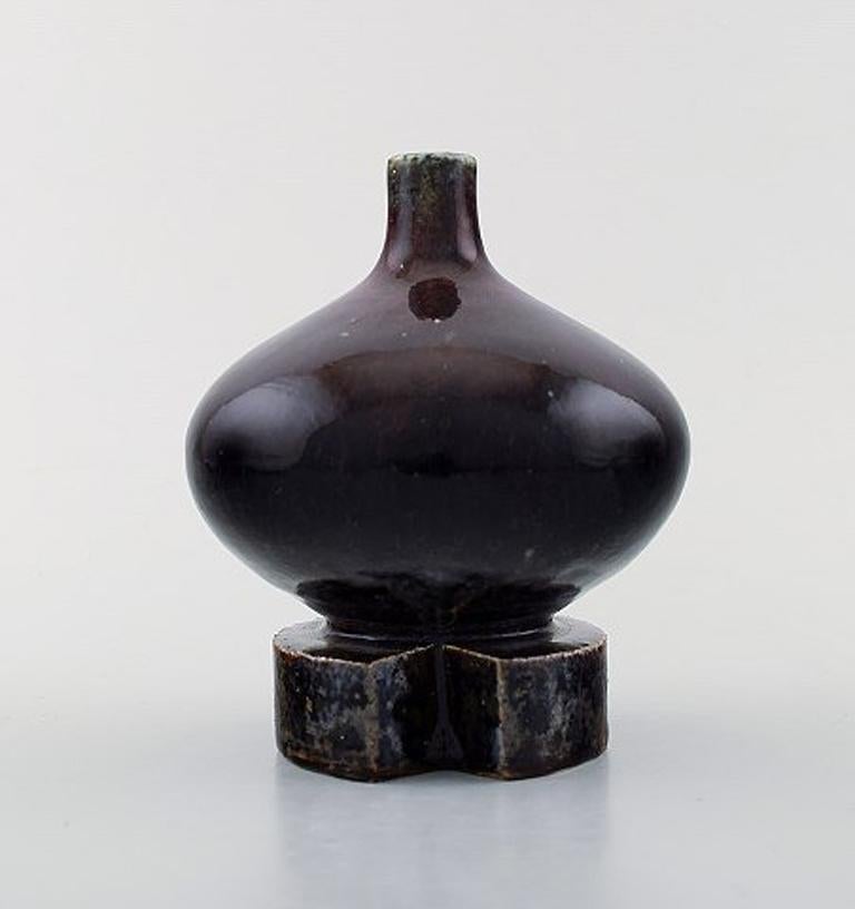 Sven Wejsfelt para Gustavsberg Studio Hand. Jarrón Único con Pie de Cerámica Esmaltada Escandinavo moderno