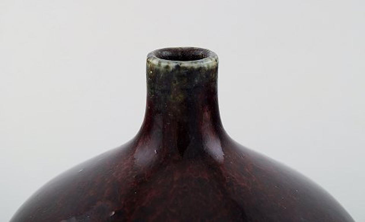 Sven Wejsfelt para Gustavsberg Studio Hand. Jarrón Único con Pie de Cerámica Esmaltada finales del siglo XX