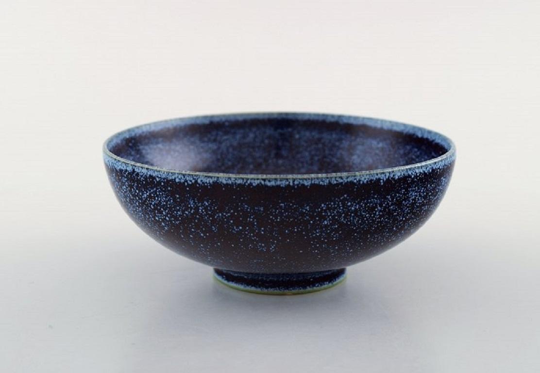 Sven Wejsfelt for Gustavsberg studio hand. Unique bowl in glazed ceramics, 1989.
Beautiful glaze in blue shades.
Signed.
In very good condition.
Measures 11 x 4.5 cm.