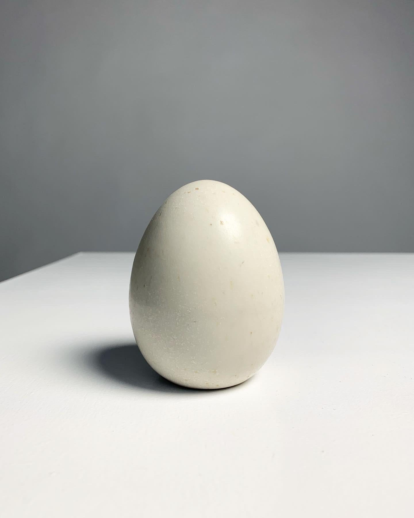 Decorative egg in cream glazed stoneware by ceramic artist Sven Wejsfelt, hand-crafted in 1981 in his studio at Gustavsberg factory in Sweden.

Height: 7.5 cm
Diameter: 6 cm


- About the artist
Sven Wejsfelt was an apprentice of Gunnar Nylund at