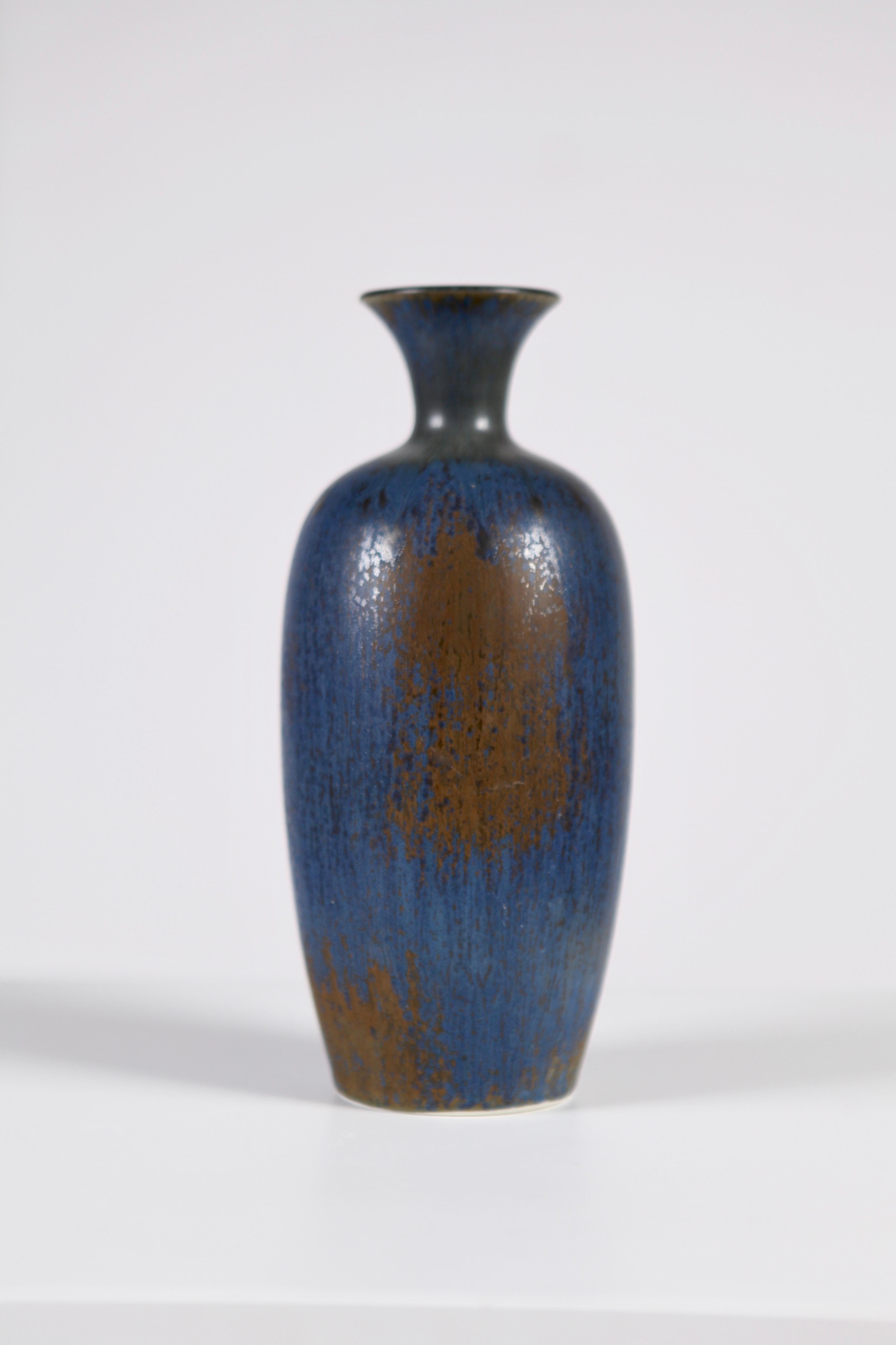 Unique stoneware vase with blue or brown haresfur glaze by Swedish artist Sven Wejsfelt (1930-2009).
Gustavsberg Studio hand incised G Sven, unik, 1989.
Perfect condition.
S.W. worked in a Classic stoneware tradition with thinly thrown shapes and