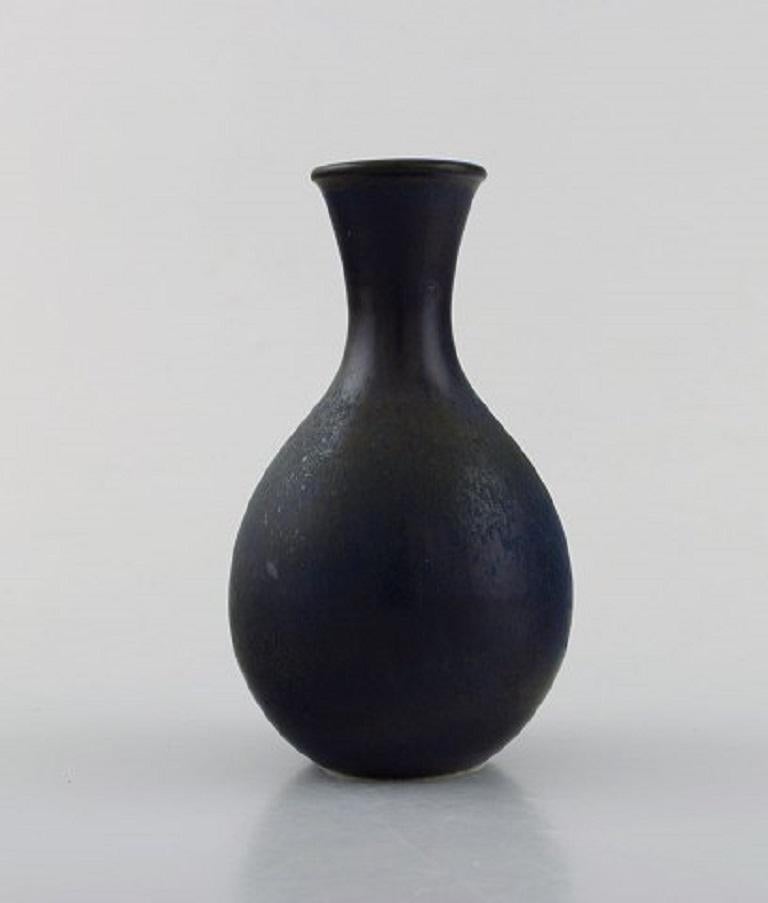 Sven Wejsfelt unique vase in glazed ceramics. Beautiful glaze in black and blue shades. Dated 2002.
Measures: 13.5 x 8 cm.
In very good condition.
Stamped.
  