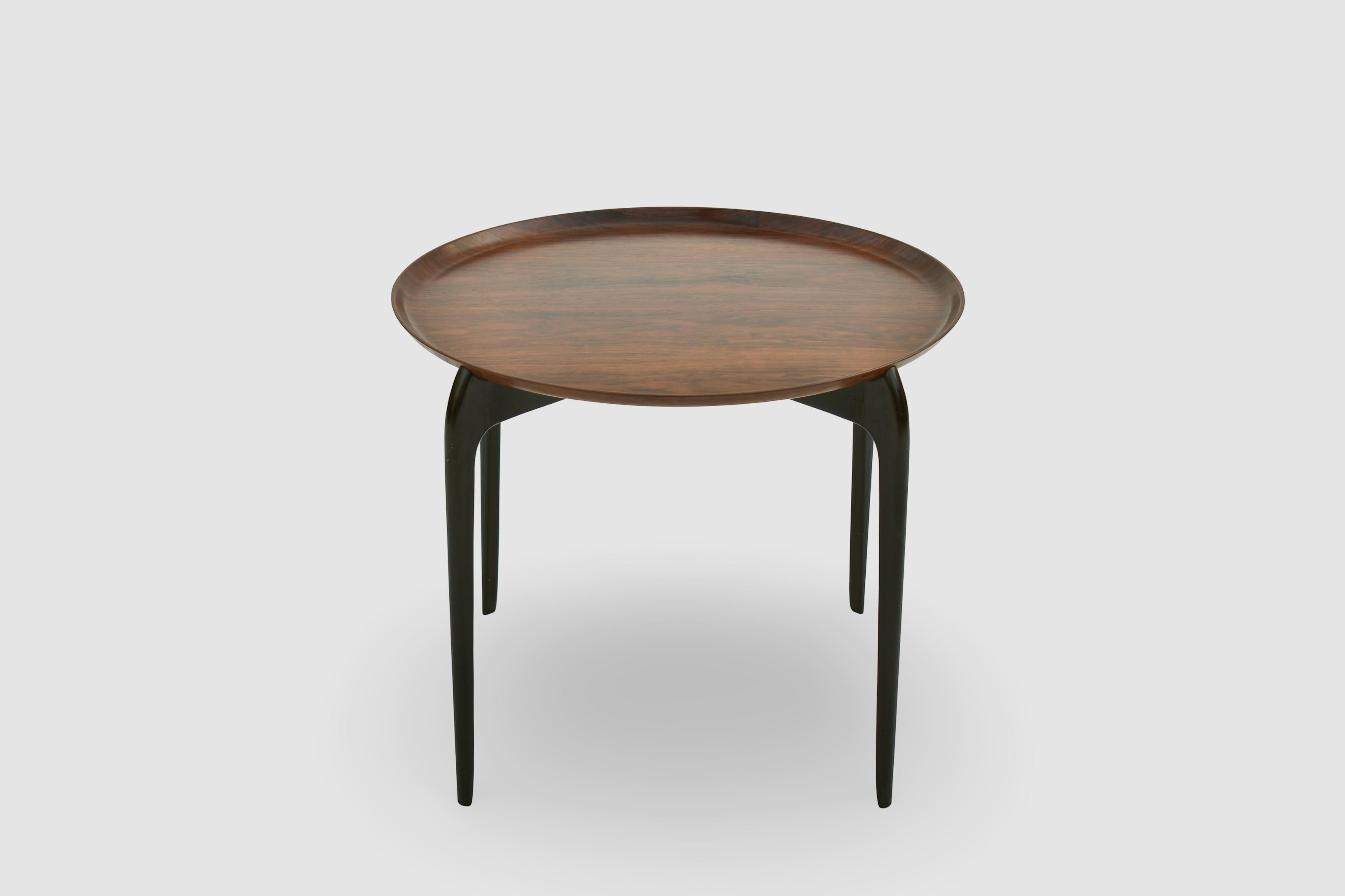 Version incroyablement rare en bois de rose de ce merveilleux design de Sven Willumsen & H Engholm pour Fritz Hansen. 

Vous ne trouverez pas de table d'appoint plus jolie ou plus élégante, nous adorons ce genre de choses. La table idéale à placer à
