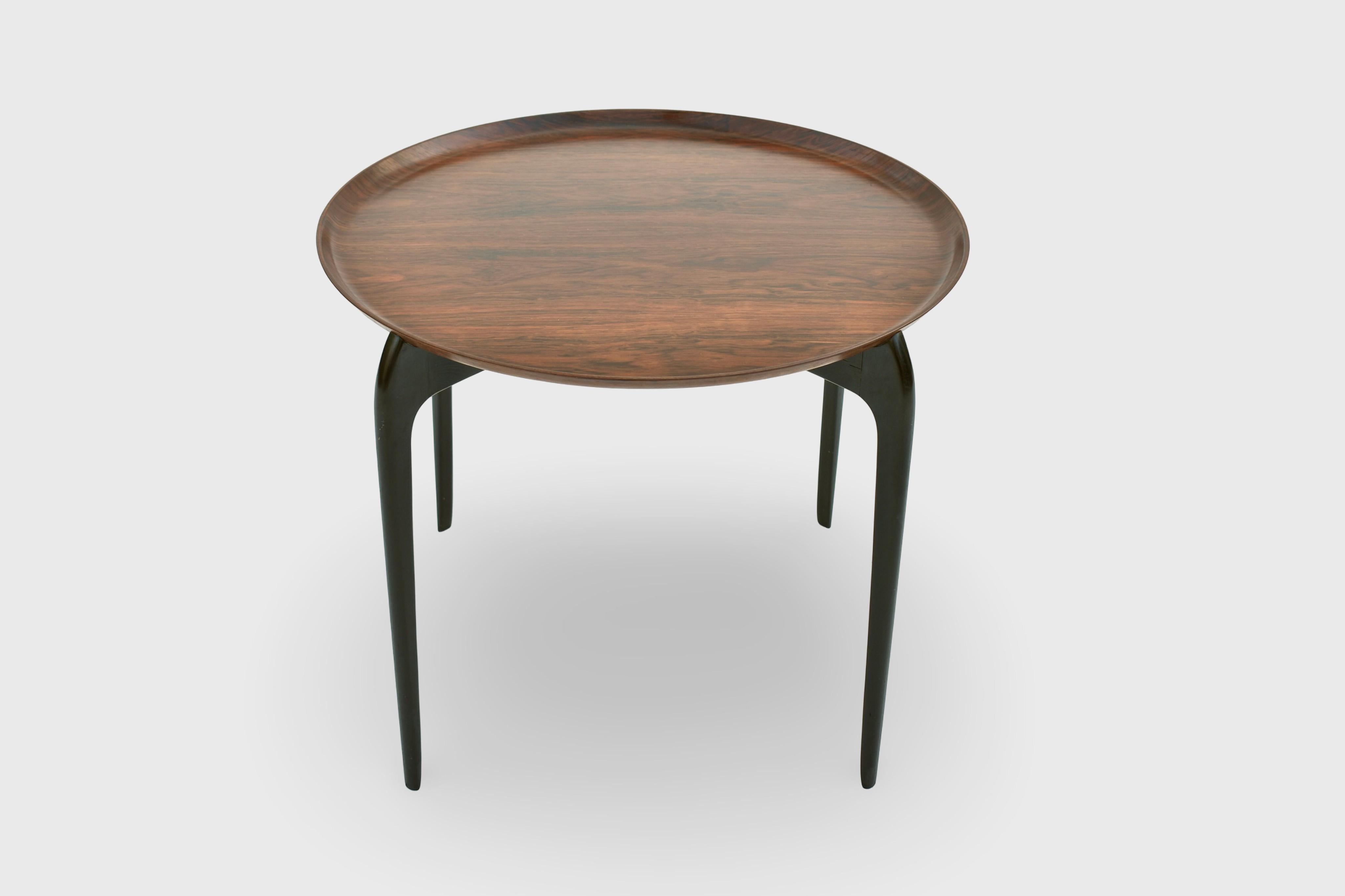 Milieu du XXe siècle Sven Willumsen & H. Engholm table d'appoint en bois de rose pour Fritz Hansen en vente