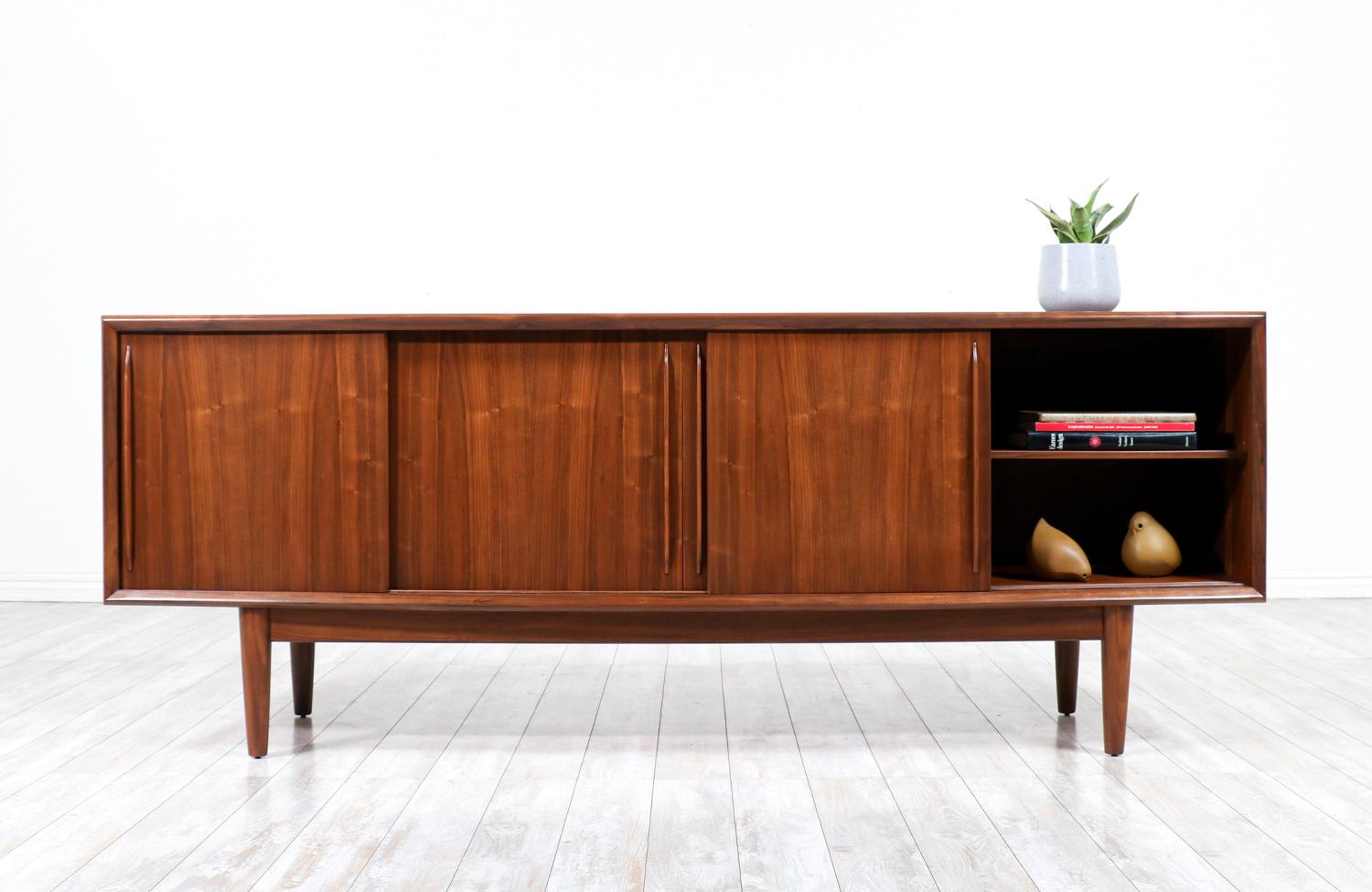 Svend A. Madsen Curved-Front Teak Credenza for H.P. Hansen In Excellent Condition In Los Angeles, CA