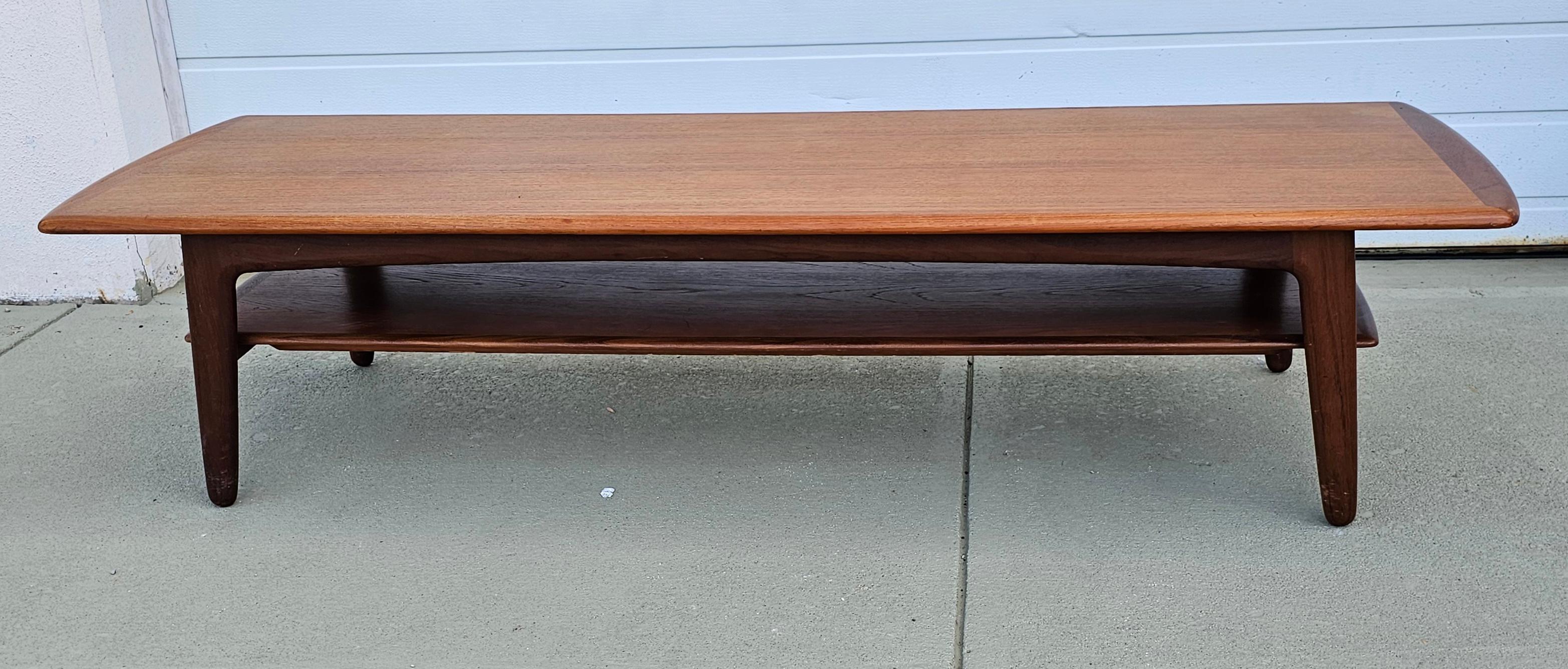Rare table basse danoise à deux niveaux en teck massif de 71
