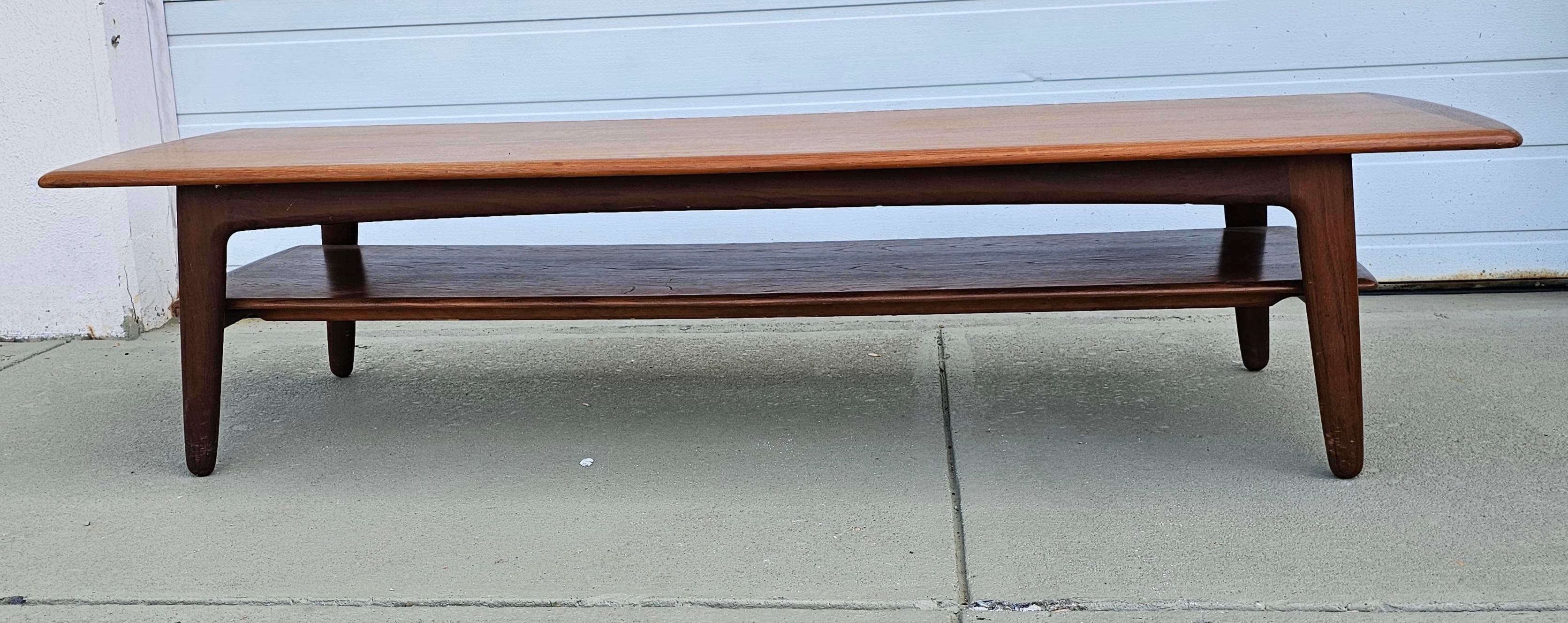 Scandinave moderne Svend A. Madsen Table basse longue en teck, moderne et danoise, à deux étages en vente