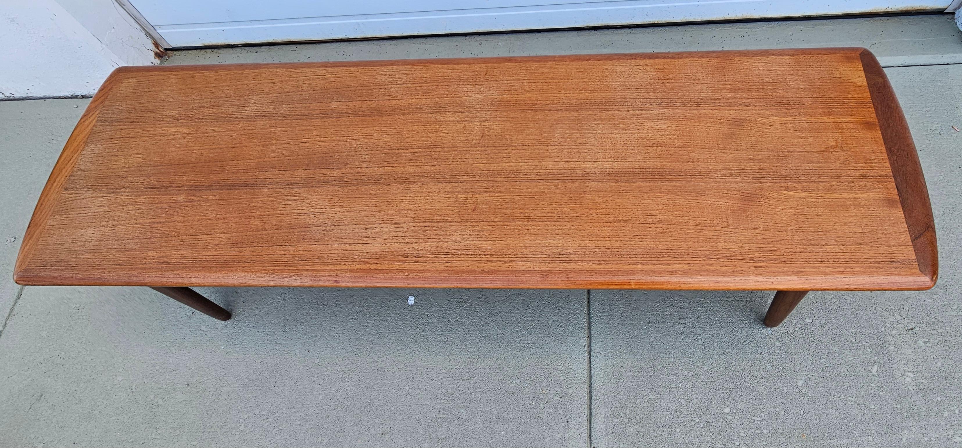 Américain Svend A. Madsen Table basse longue en teck, moderne et danoise, à deux étages en vente