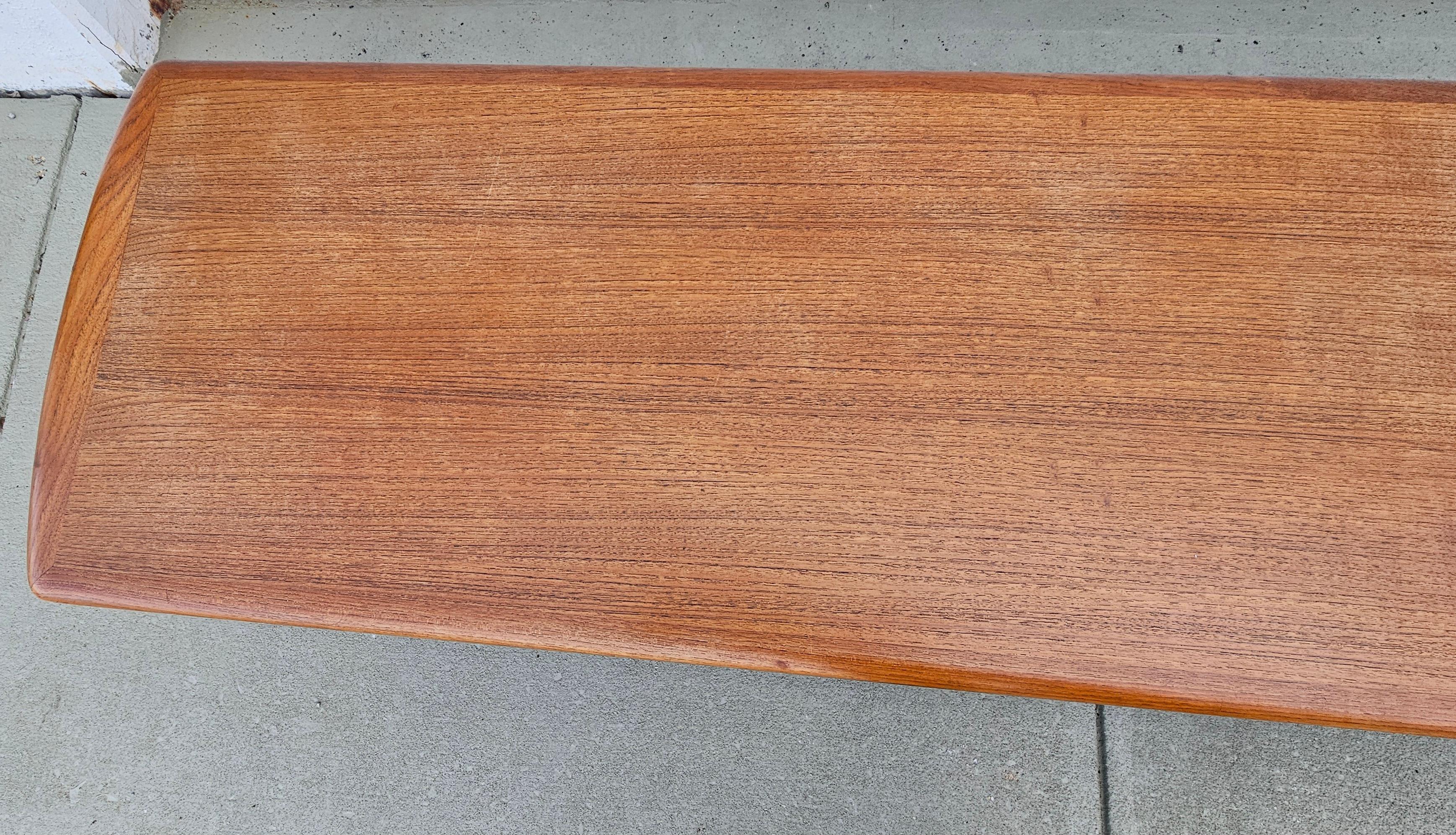 Svend A. Madsen Table basse longue en teck, moderne et danoise, à deux étages Bon état - En vente à Germantown, MD