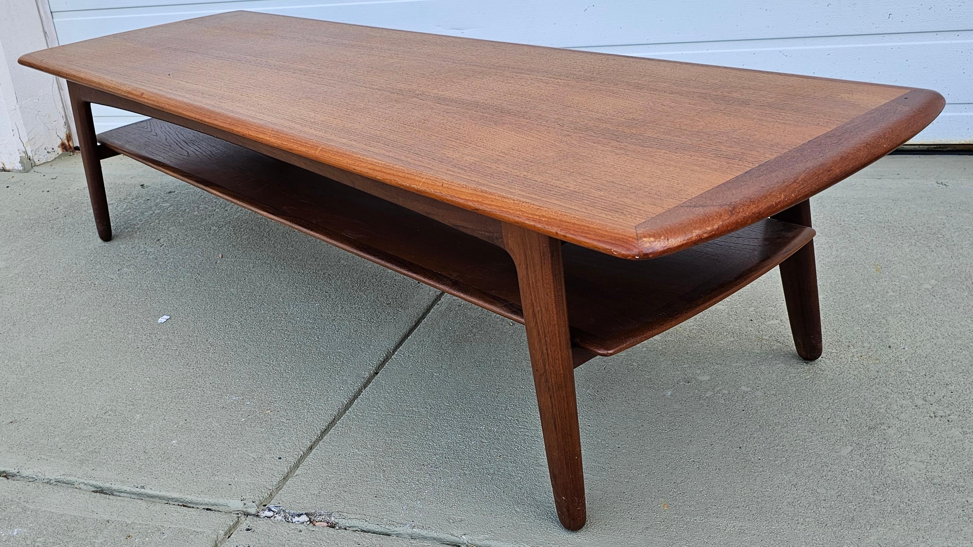 20ième siècle Svend A. Madsen Table basse longue en teck, moderne et danoise, à deux étages en vente