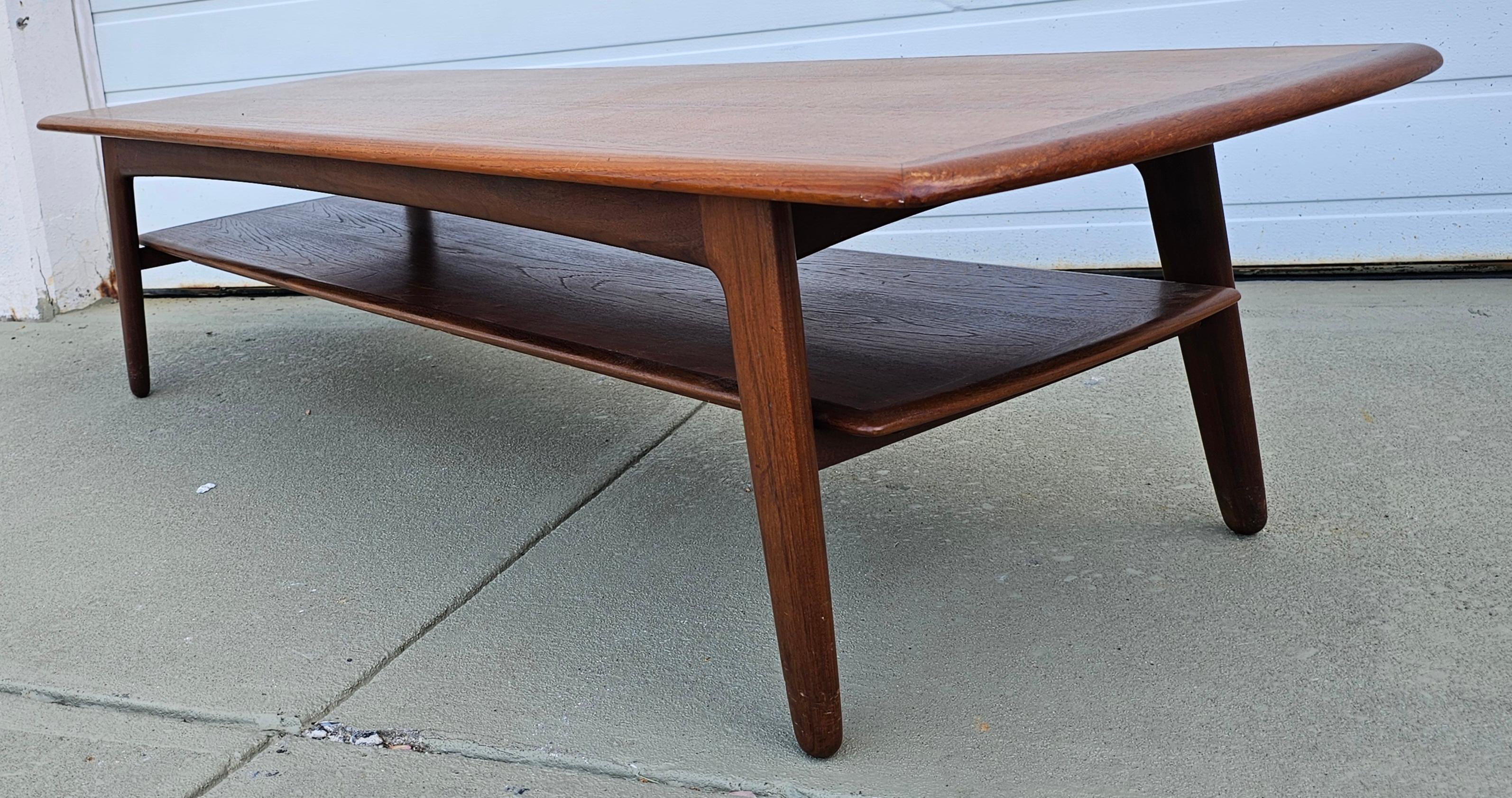 Teck Svend A. Madsen Table basse longue en teck, moderne et danoise, à deux étages en vente