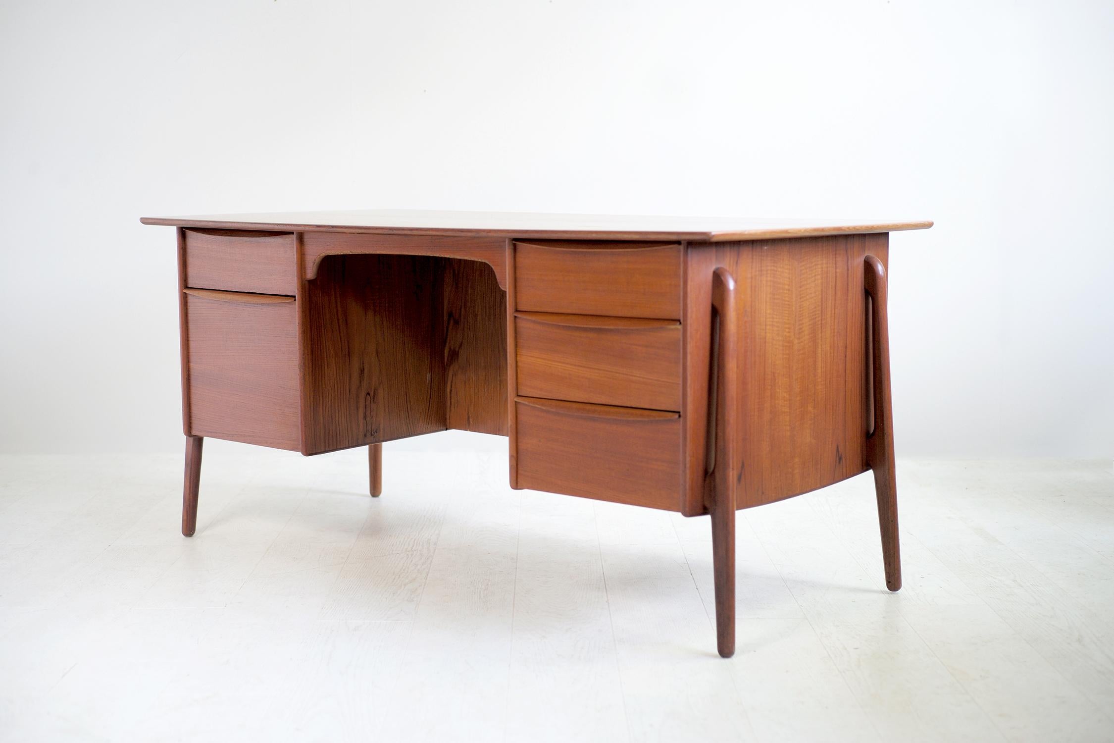 Middle desk with double box signed Svend Age Madsen, edited by Sigurd Hansen, Denmark, 1950.
The left box has a system drawer and a housing for hanging filing cabinets, the right box is equipped with three drawers. On the visitor side there is a