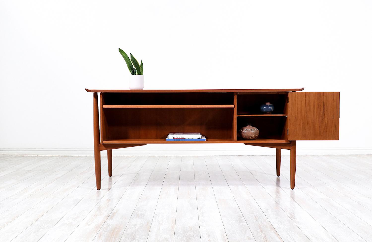 Svend A. Madsen Executive Teak Desk with Bookcase for H.P. Hansen In Excellent Condition In Los Angeles, CA