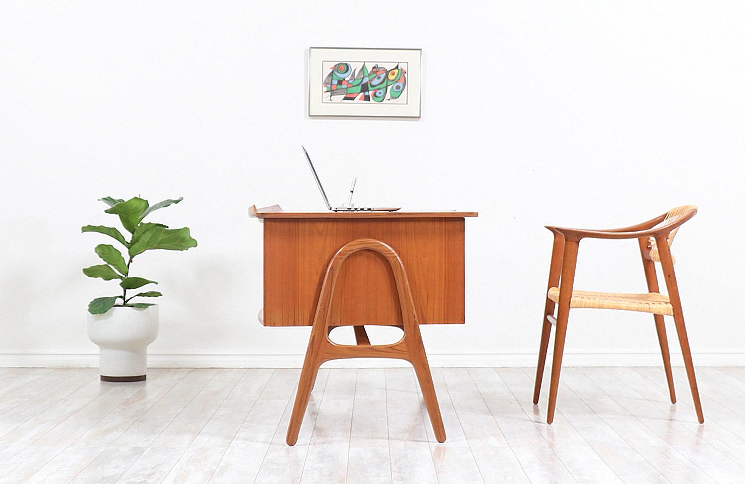 Svend A. Madsen Executive Teak Desk with Bookshelf for H.P. Hansen In Excellent Condition In Los Angeles, CA