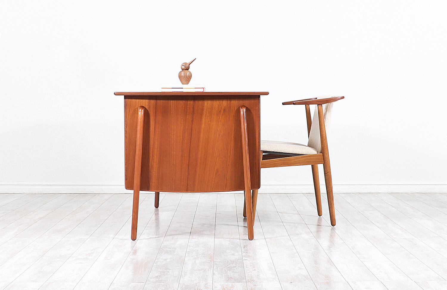Svend A. Madsen Executive Teak Desk with Bookshelf for Sigurd Hansen In Excellent Condition In Los Angeles, CA