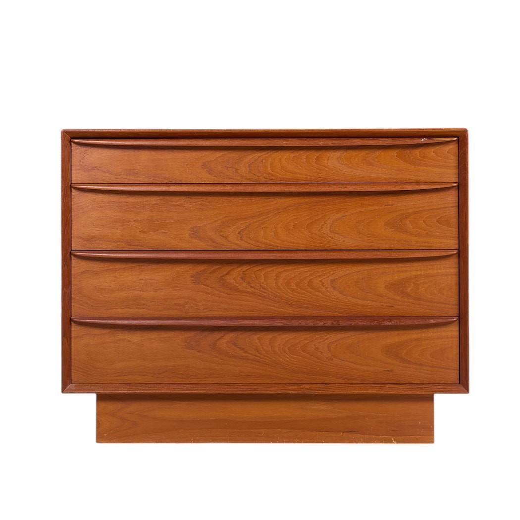 Svend A. Madsen for Falster Møbelfabrik Danish Teak Chest of Drawers Dresser

This chest of drawers measures: 35.5 wide x 19 deep x 28 high

We take our photos in a controlled lighting studio to show as much detail as possible. We do not Photoshop