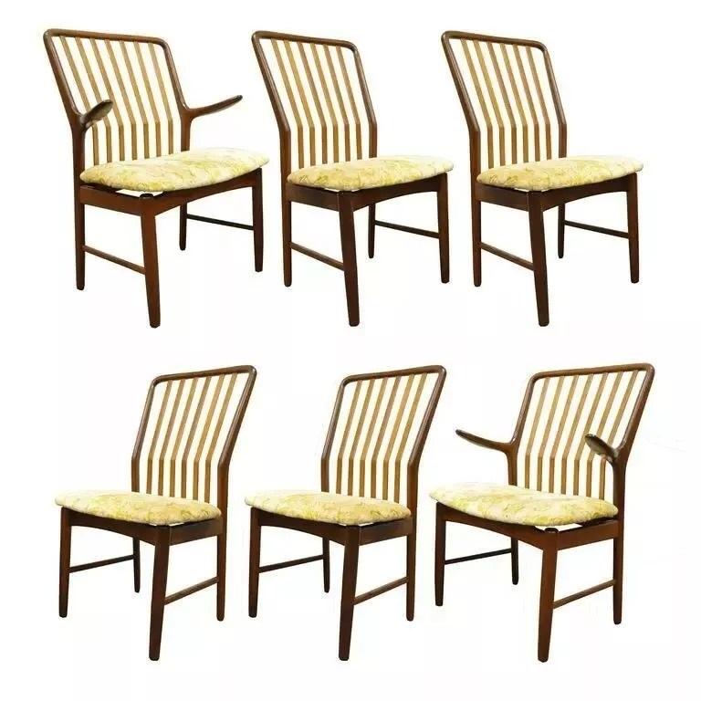Svend A. Madsen per Moreddi - Set di 6 sedie da pranzo in teak danese moderno del Medioevo. Il set comprende due poltrone e quattro sedie laterali dalla forma scultorea ed elegante. Circa metà del XX secolo. Misure: Sedie laterali: 35,5