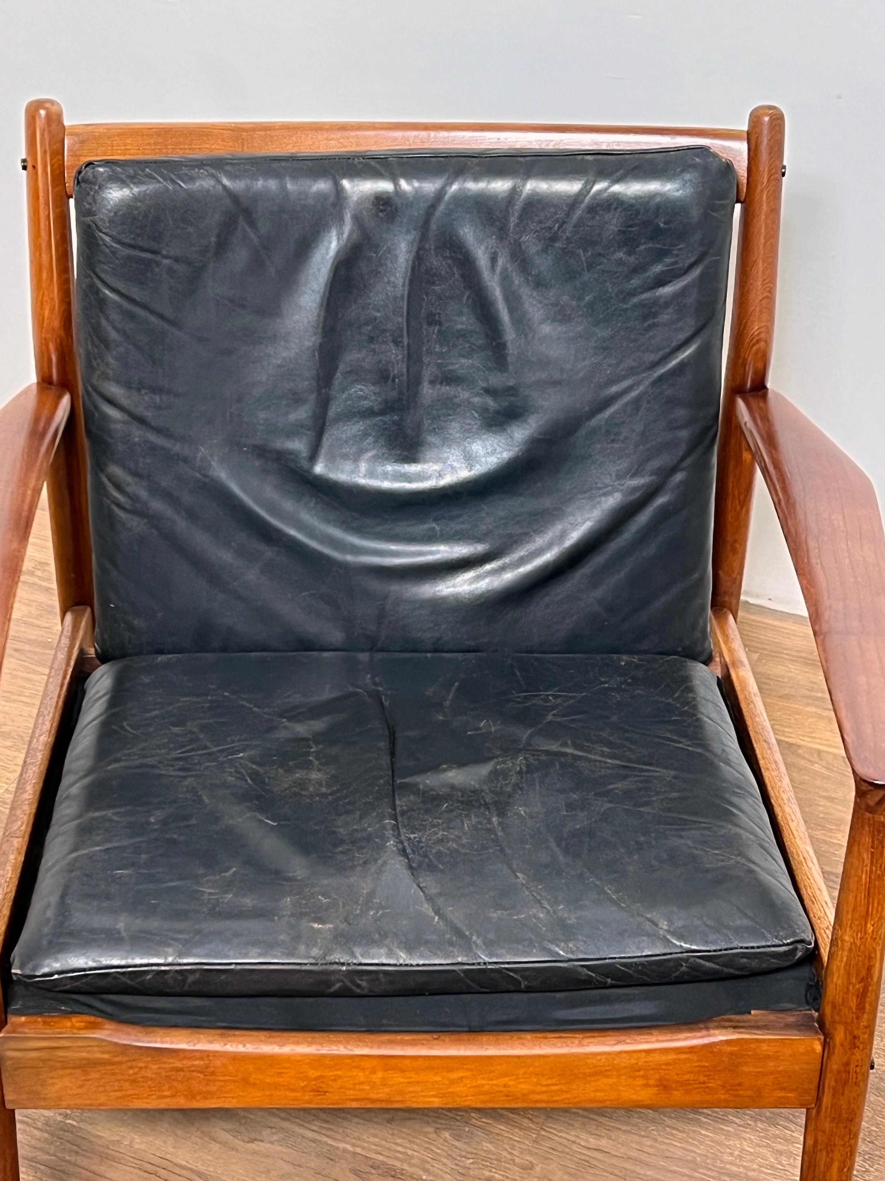Svend Aage Eriksen for Glostrup Danish Teak and Leather Lounge Chair Circa 1960s For Sale 2