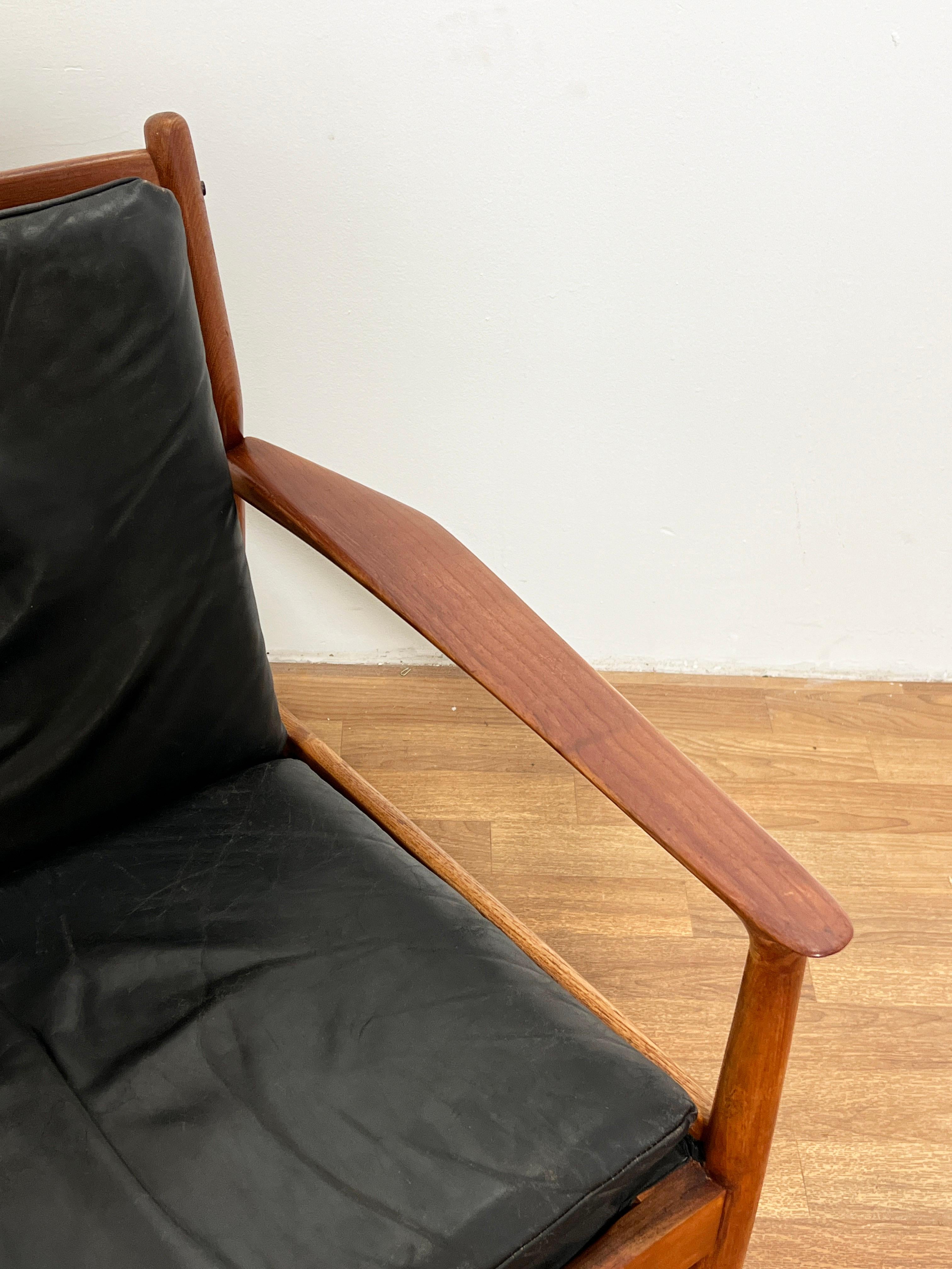 Svend Aage Eriksen for Glostrup Danish Teak and Leather Lounge Chair Circa 1960s For Sale 4