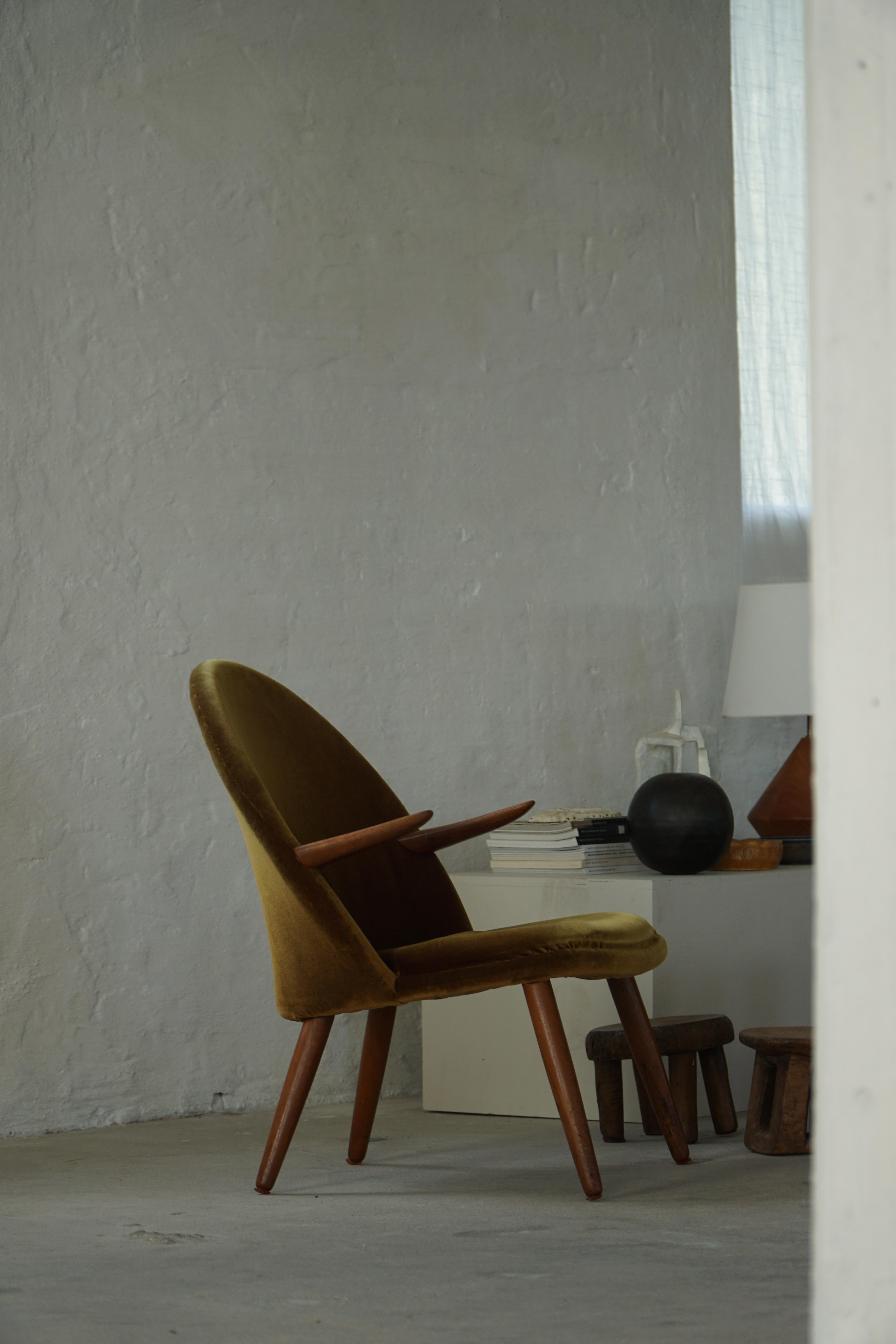 Ce fauteuil est un bel exemple du design moderne danois. Il a été conçu par Svend Aage Eriksen pour Glostrup Møbelfabrik, vers les années 1960. Avec sa silhouette sculptée de 