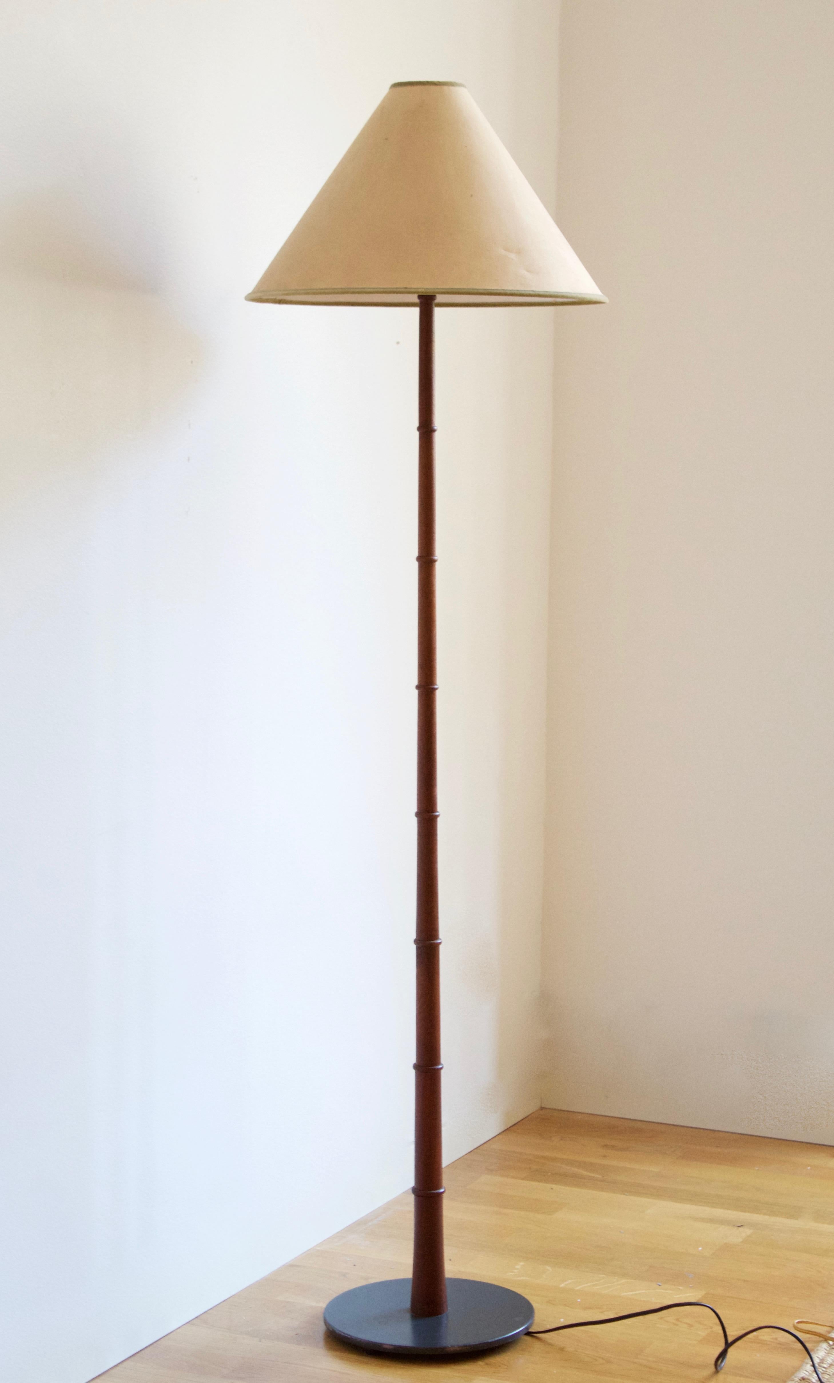 An adjustable modernist floor lamp, design attributed to Svend Aage Holm Sørensen, Denmark, 1950s. Assorted vintage lampshade of the period.

In teak, black painted metal foot.

Other designers of the period include Paavo Tynell, Serge Mouille,
