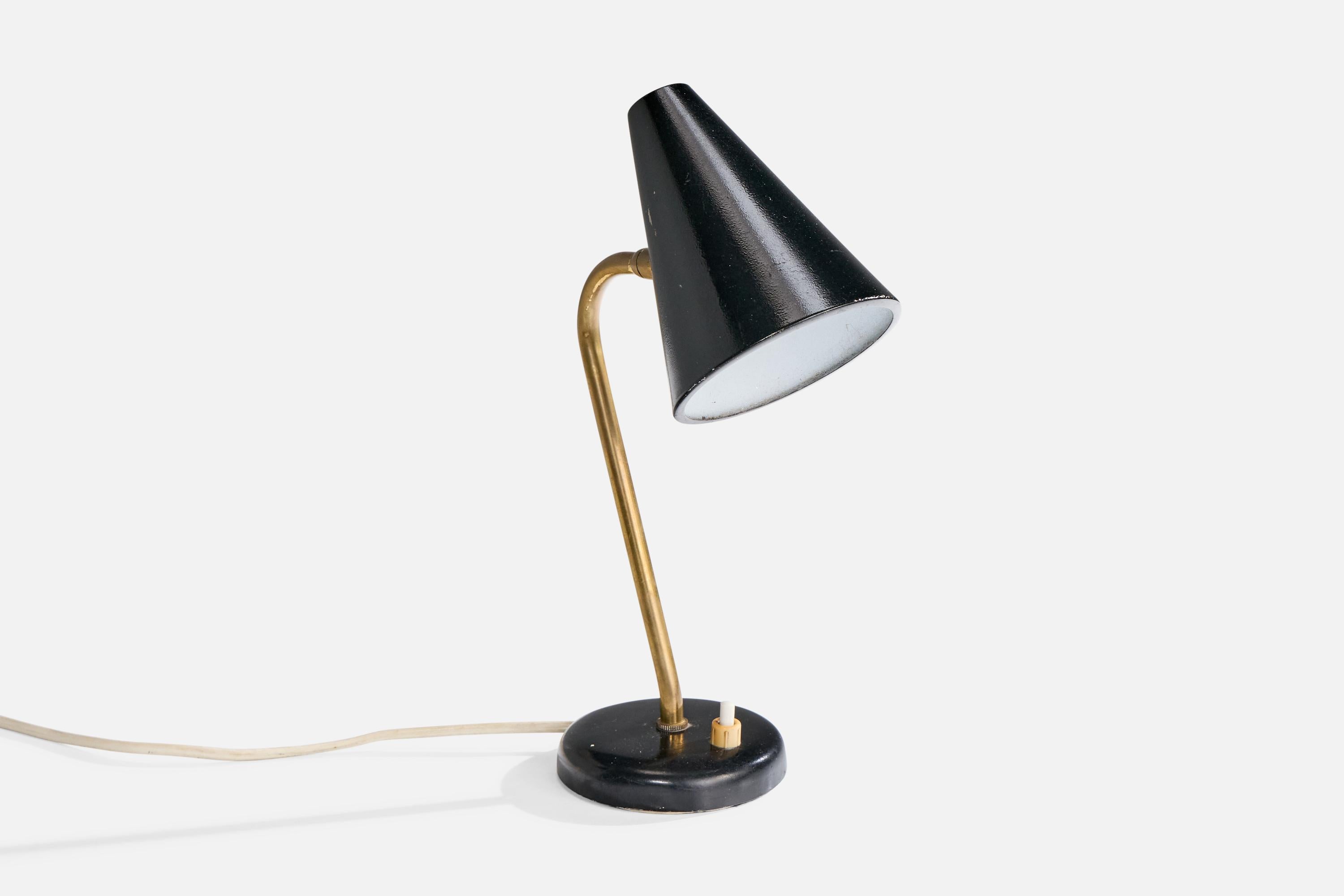 Lampada da tavolo regolabile in metallo laccato nero e ottone attribuita a Svend Aage Holm Sørensen, Danimarca, anni '50 circa.

Dimensioni della lampada (in pollici): 11,25 