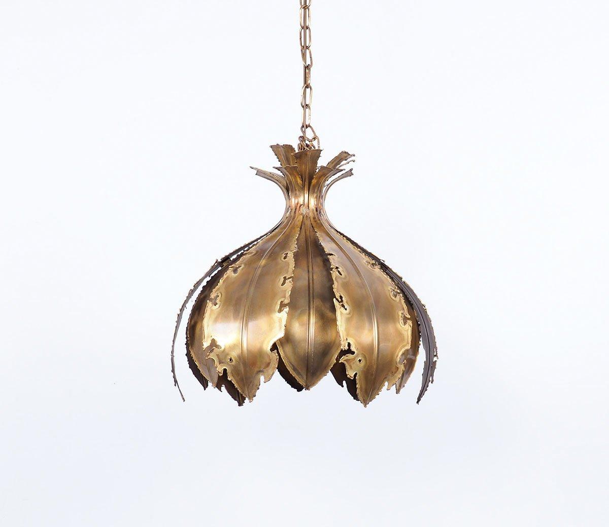 Beautiful brutalist hanging lamp from the 1960s made of brass in the shape of an onion.
Designed by Svend Aage Holm Sørensen model 6395.
The lamp is made of loose brass leaves that have been treated with acid and a burner, which gives the lamp a