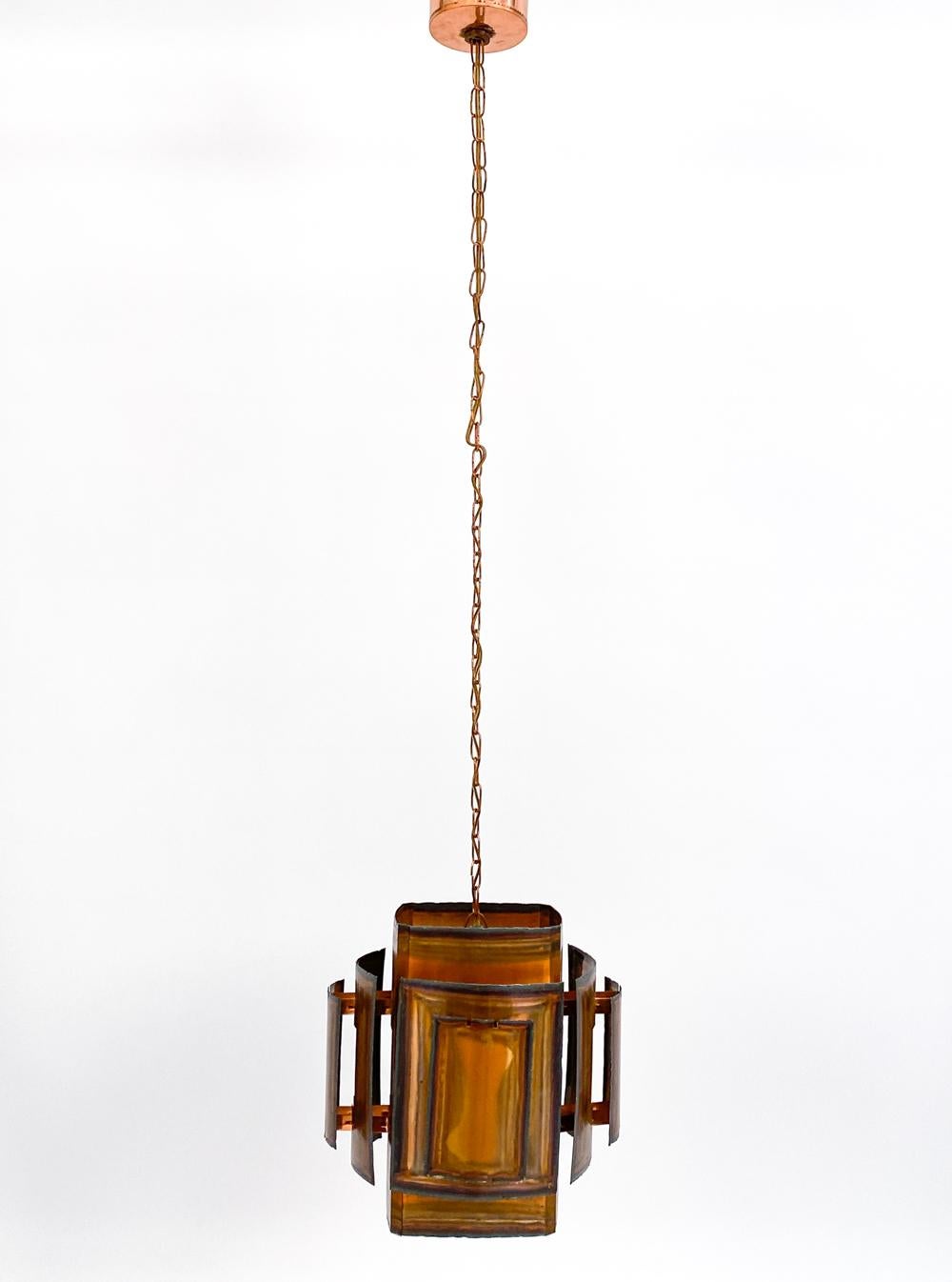 Élevez votre espace avec cette exceptionnelle et rare lampe suspendue du designer danois Svend Aage Holm Sørensen. S'inspirant de la silhouette d'une lanterne, cette pièce présente des couches dimensionnelles de cuivre découpé au chalumeau qui