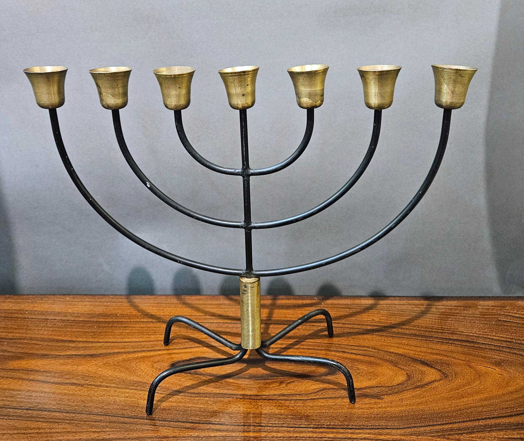  Svend Aage Holm Sørensen Menorah o Candeliere in acciaio e ottone,
Moderno danese di metà secolo 
1960s.

La Menorah in acciaio e ottone disegnata da Steele si erge su quattro piedi rialzati che formano una colonna centrale e sette coppe in ottone