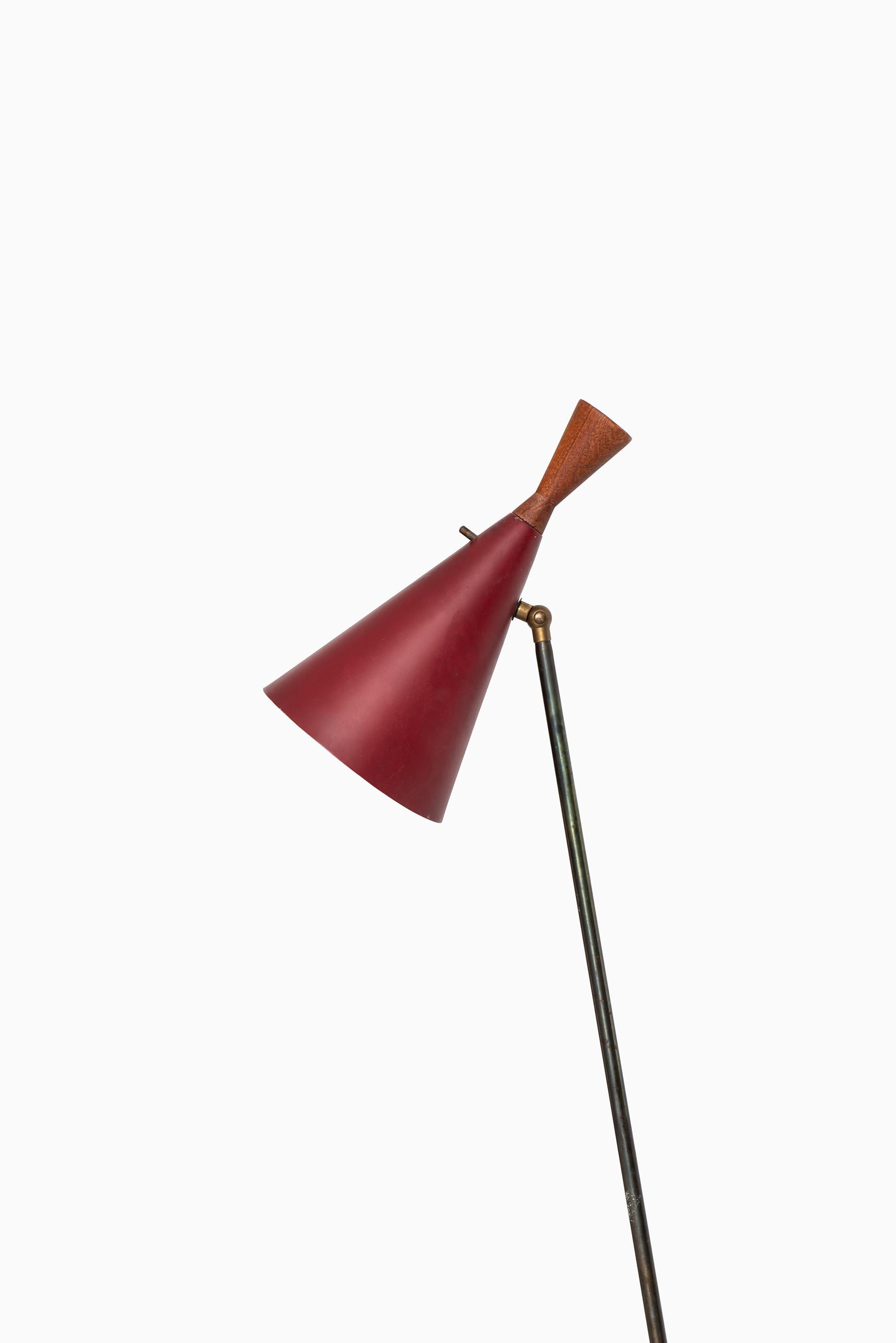 Very rare floor lamp designed by Svend Aage Holm Sørensen. Produced by Holm Sørensen & Co in Denmark.