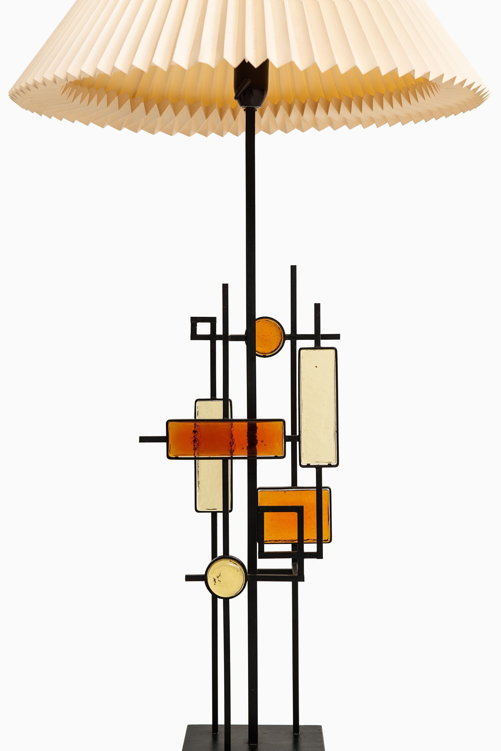 Seltene Stehlampe / Tischlampe von Svend Aage Holm Sørensen. Produziert von Holm Sørensen & Co in Dänemark. Bitte beachten Sie: Diese Stehleuchte wird ohne Lampenschirm verkauft.