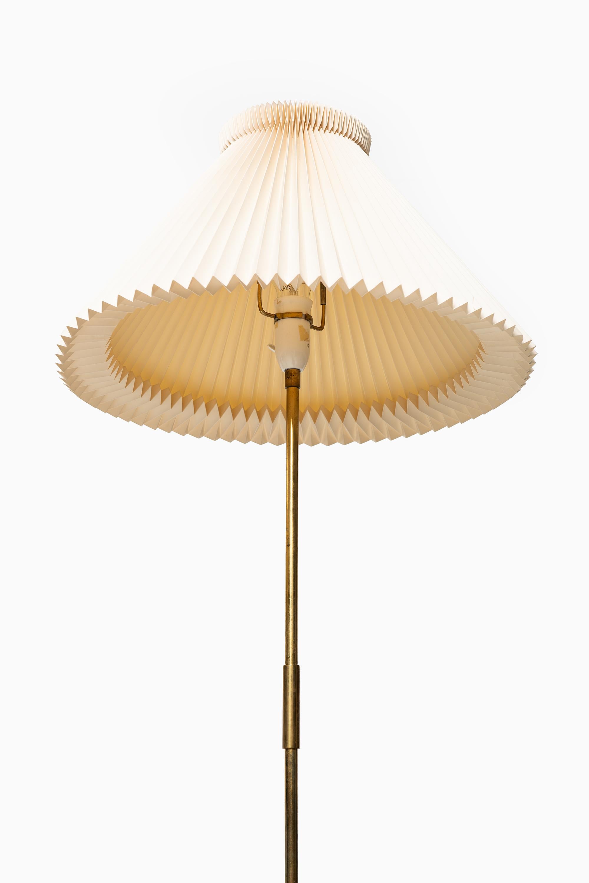 Svend Aage Holm Sørensen Floor Lamp in Brass by Holm Sørensen & Co. in Denmark In Good Condition For Sale In Limhamn, Skåne län