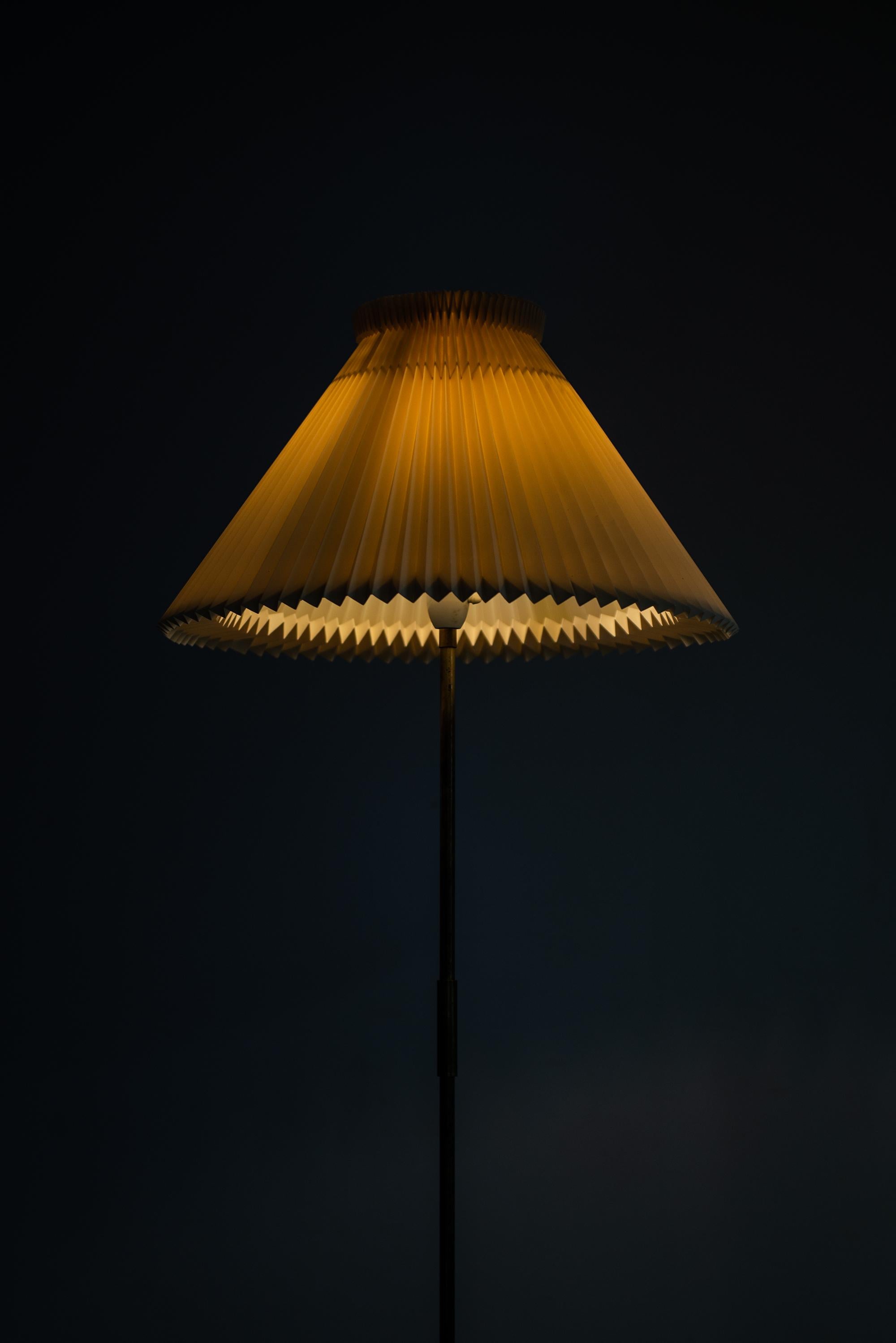 Laiton Lampadaire Svend Aage Holm Srensen en laiton par Holm Srensen & Co. au Danemark en vente