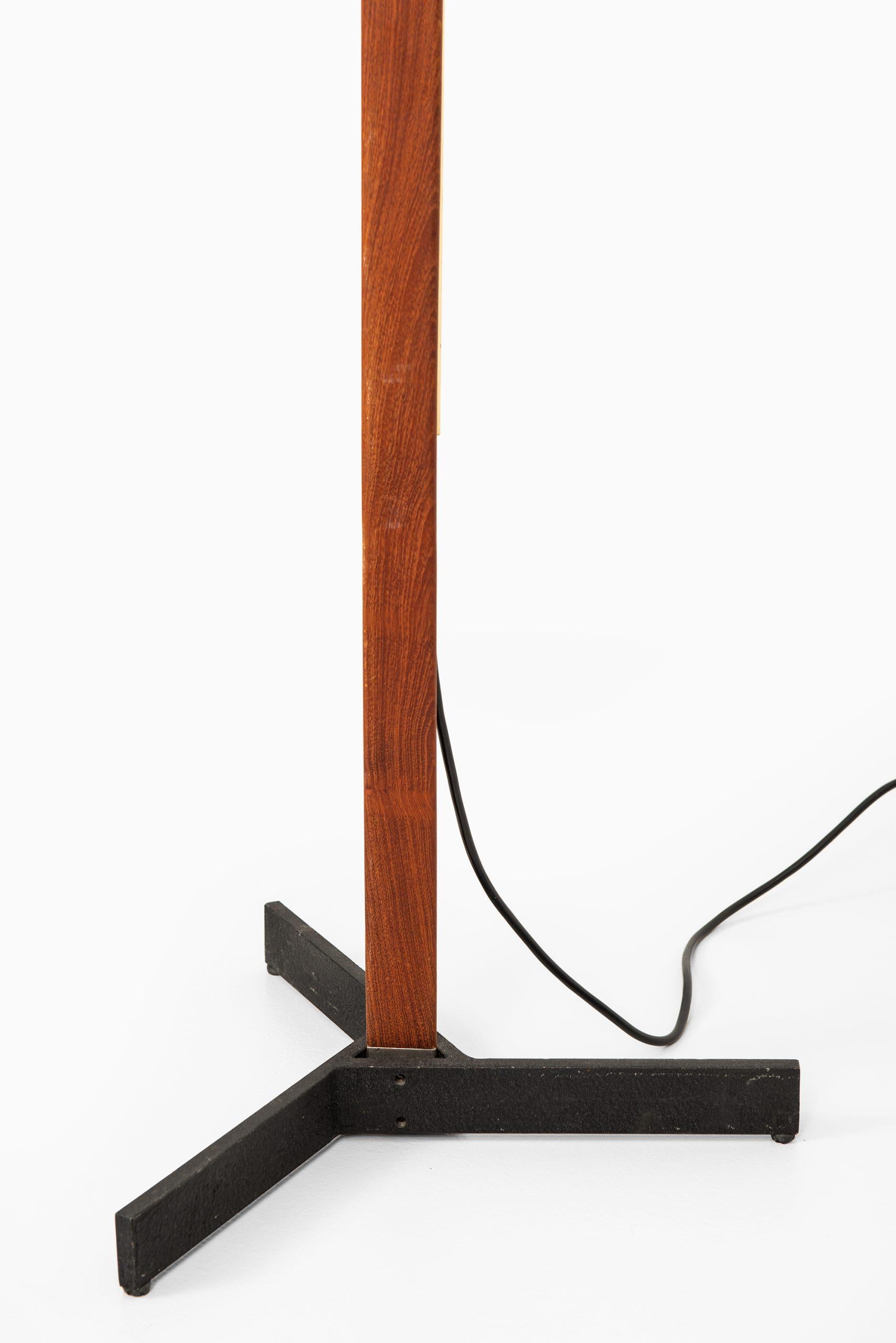 Very rare height adjustable floor lamp designed by Svend Aage Holm Sørensen. Produced by Holm Sørensen & Co in Denmark.
Size: Height 155-180 cm.
Please note: This floor lamp will be sold without any lamp shade.