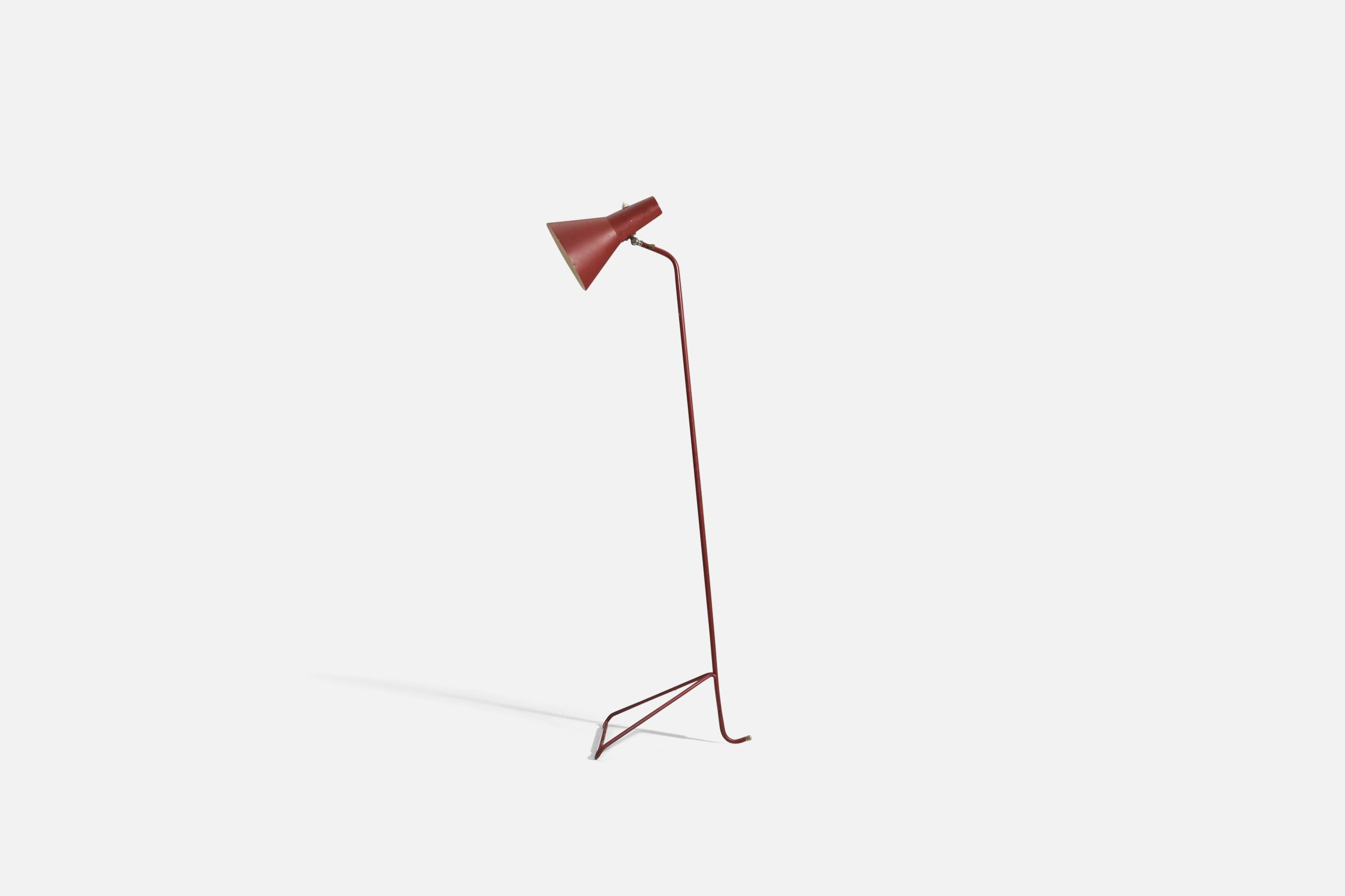 Lampadaire réglable en laiton et métal laqué rouge, design attribué à Svend Aage Holm Sørensen, années 1950. Produit par l'ASEA, Suède, années 1950.