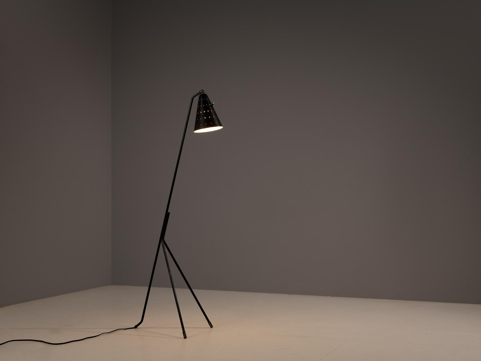 Svend Aage Holm Sørensen for Holm Sørensen & Co, floor lamp, coated aluminum, coated steel, brass, Denmark, 1950

This elegant floor lamps stands on a well-proportioned tripod base from which a thin stem arises in a diagonal manner. The