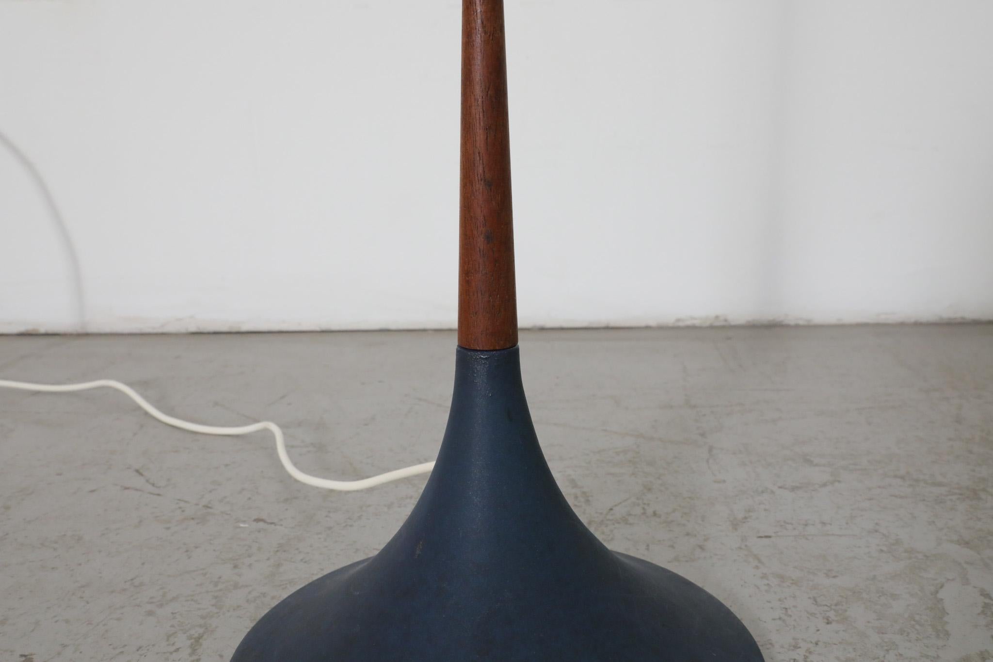 Svend Aage Holm Sørensen Stehlampe aus der Mitte des Jahrhunderts aus Teakholz und blauer Tulpenbasis (Metall) im Angebot