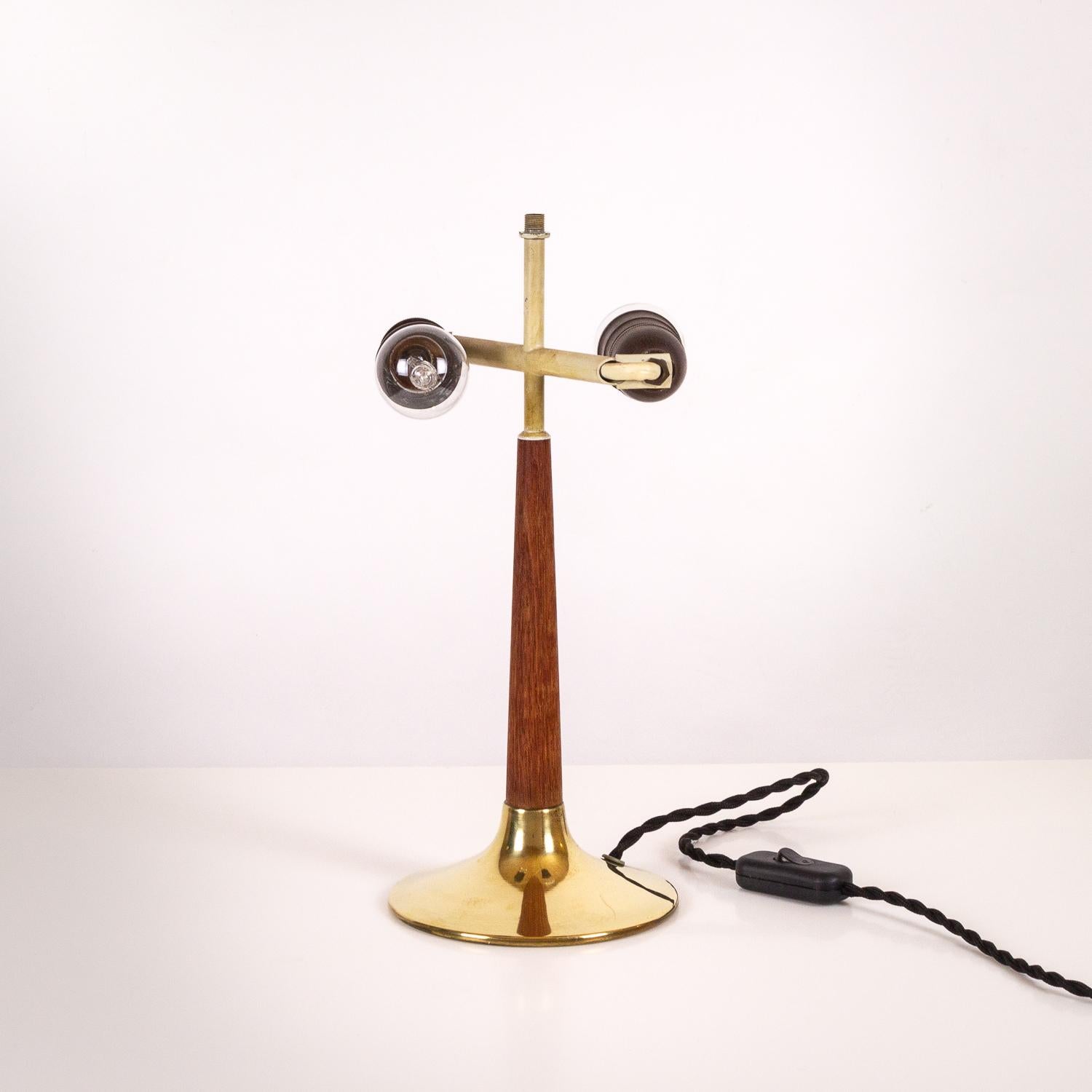 Svend Aage Holm Sørensen Model 4109 Midcentury Desk Lamp, Teak & Brass, Denmark In Good Condition In Berkhamsted, GB