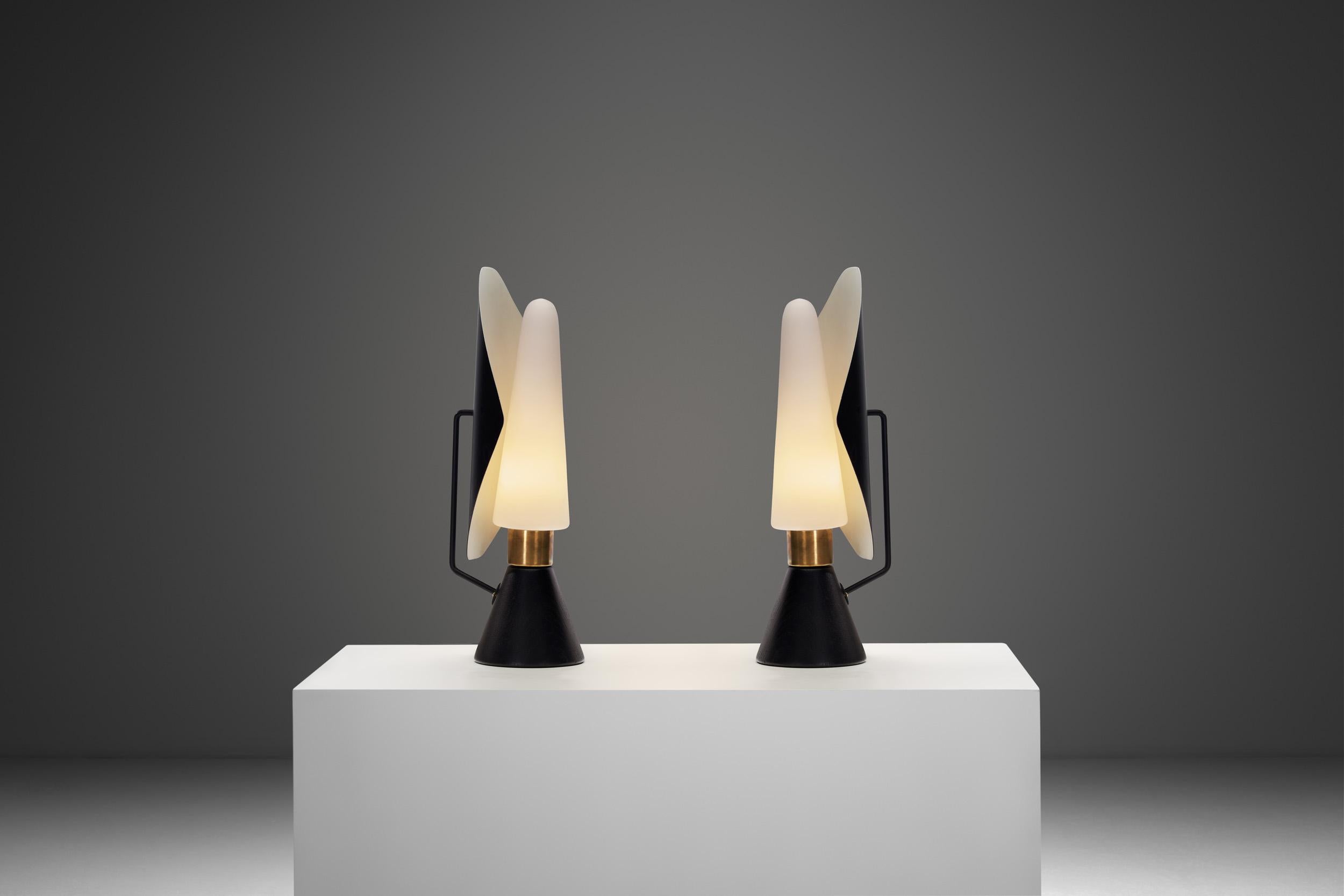 Svend Aage Holm-Sørensen était un designer danois surtout connu pour sa vaste collection de luminaires. Titulaire d'une licence de métallurgiste ornemaniste, Holm-Sørensen a commencé sa carrière de designer dans les années 1950. Bon nombre de ses