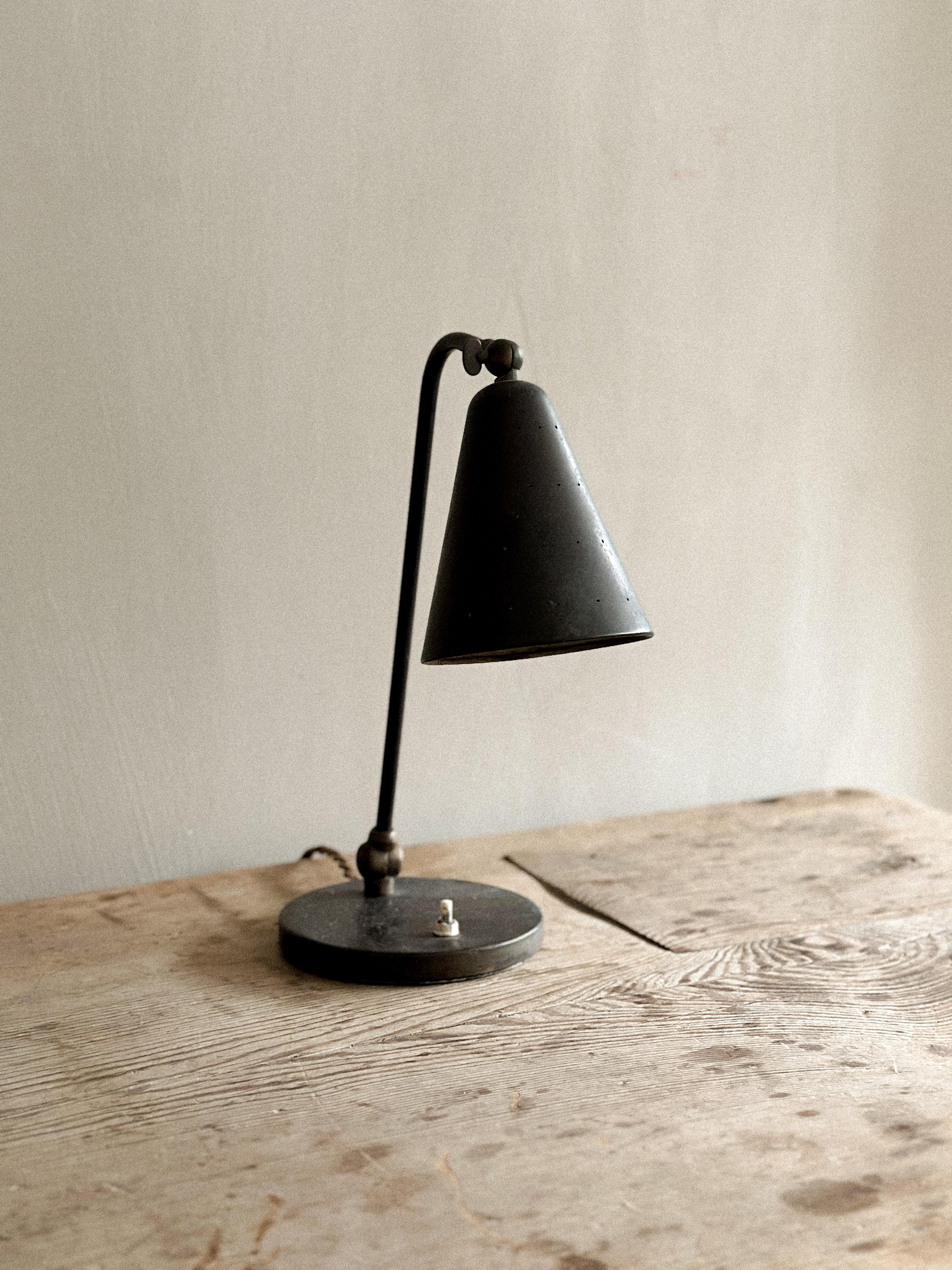 A solid brass table lamp by Svend Aage Holm Sørensen, produced by Holm Sørensen & Co in Denmark, c. 1940s. In original condition with stunning patina. 